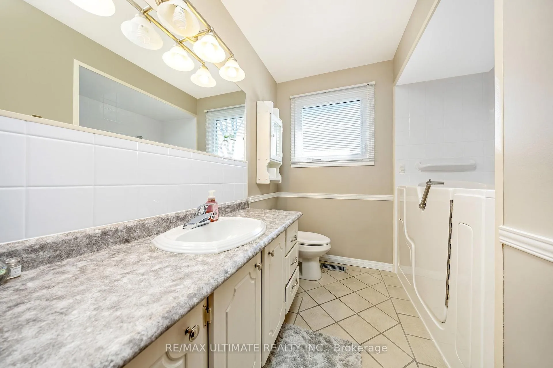 Photo 25 of 54 Debora Drive, Grimsby, Grimsby East — HOMEH