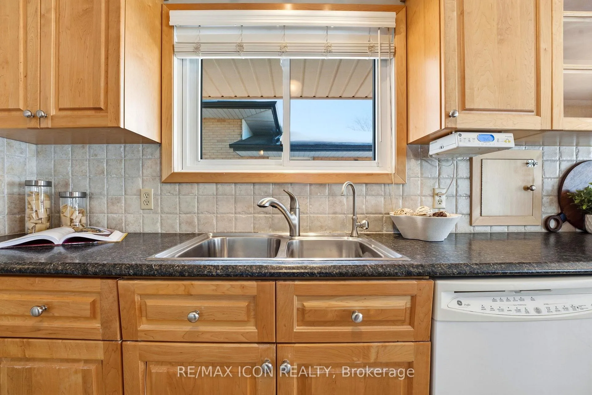 Photo 9 of 54 Duncairn Avenue, Kitchener — HOMEH