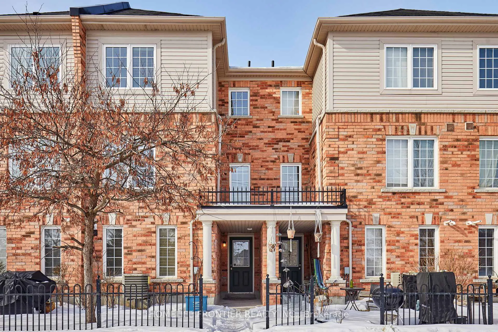 Photo 2 of 42 Lander Crescent, Clarington, Bowmanville — HOMEH