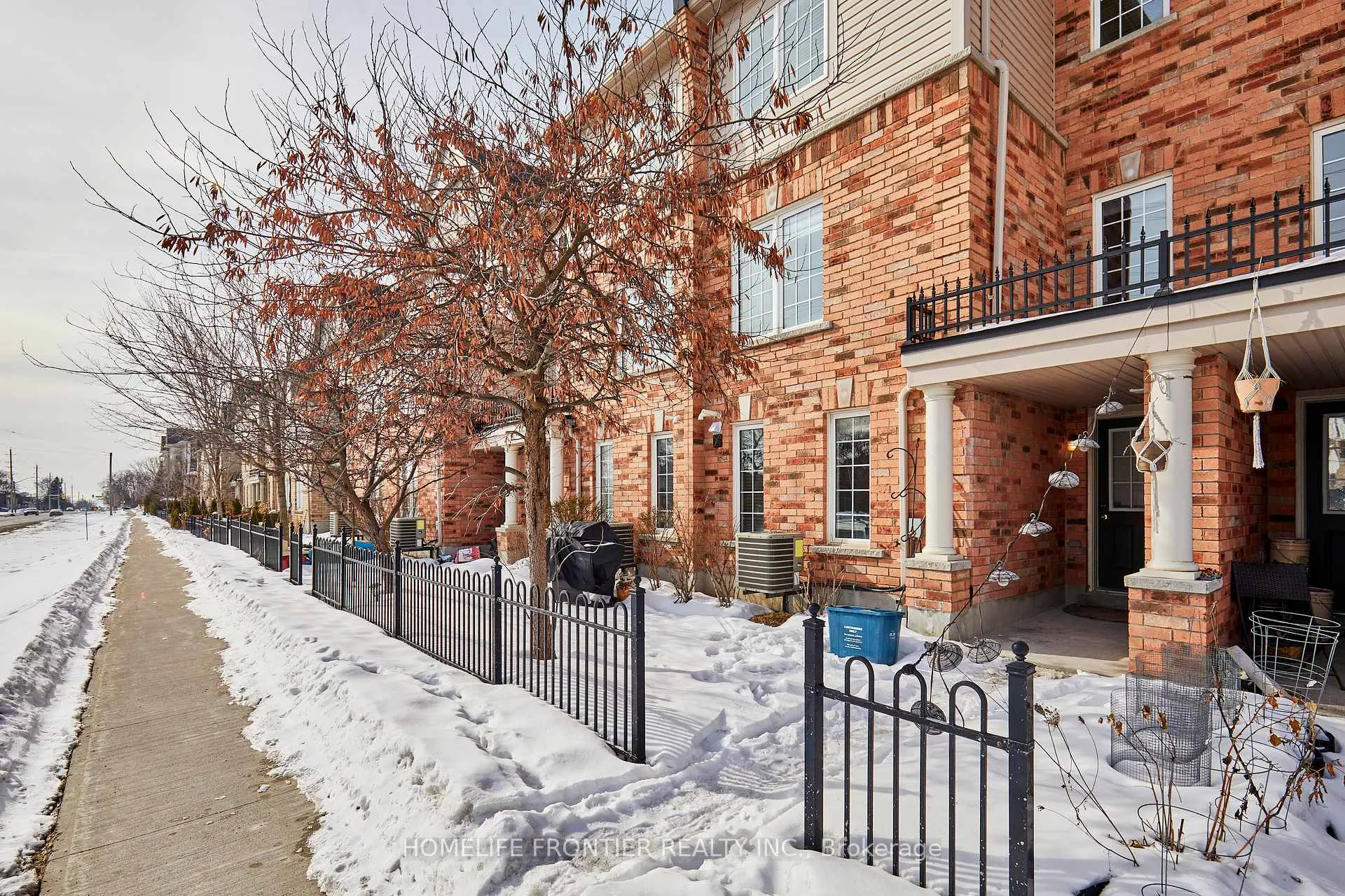 Photo 3 of 42 Lander Crescent, Clarington, Bowmanville — HOMEH