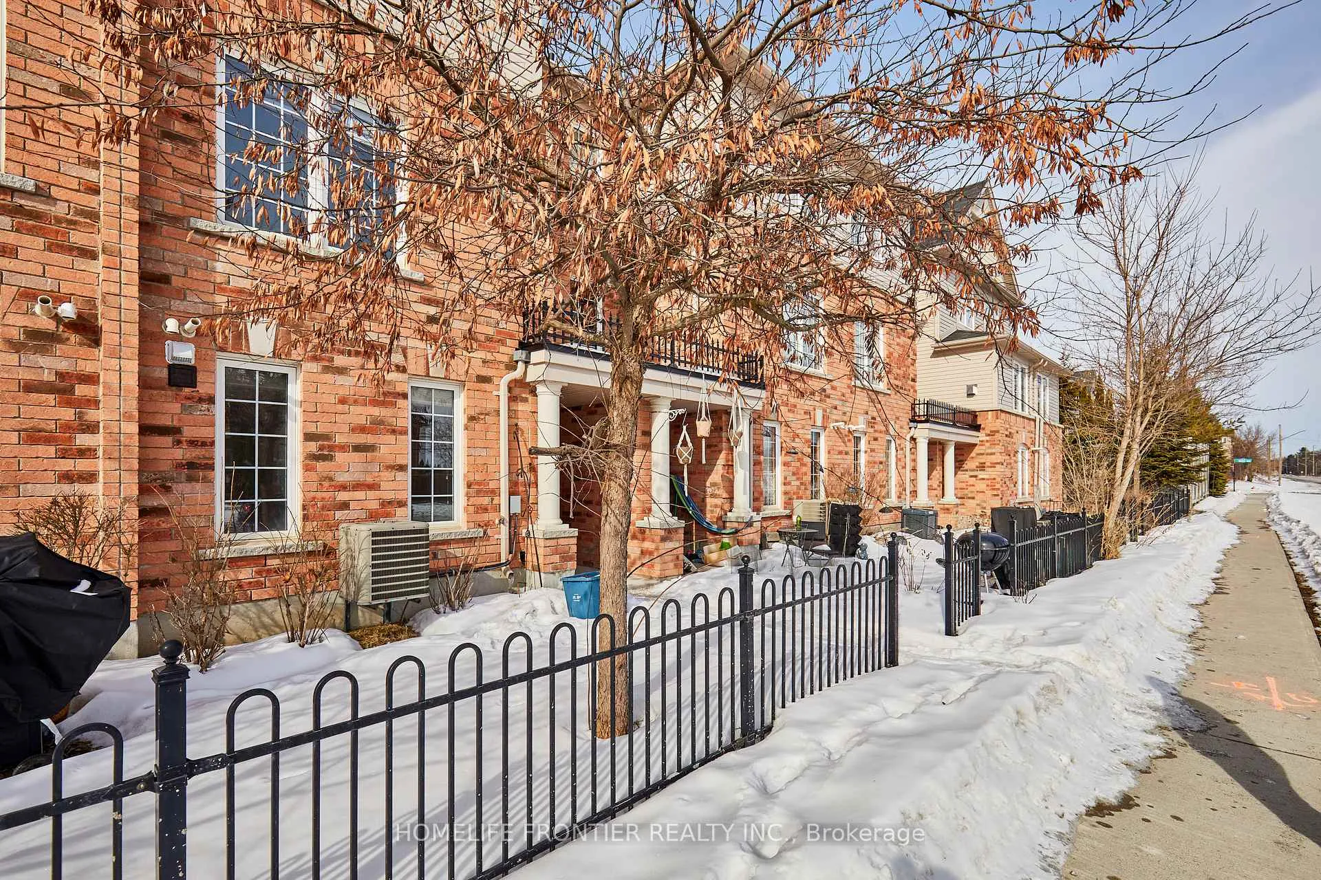 Photo 4 of 42 Lander Crescent, Clarington, Bowmanville — HOMEH