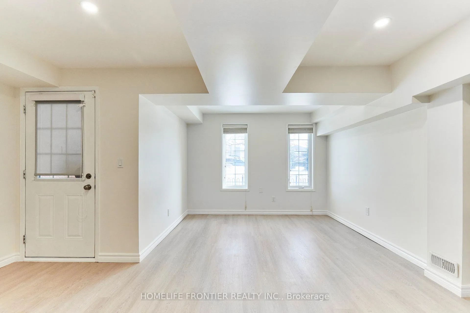 Photo 5 of 42 Lander Crescent, Clarington, Bowmanville — HOMEH