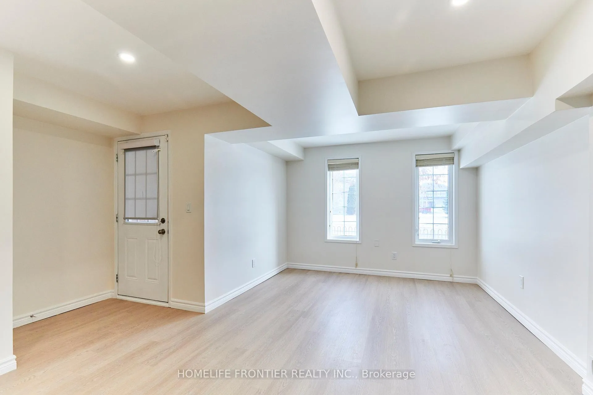 Photo 6 of 42 Lander Crescent, Clarington, Bowmanville — HOMEH