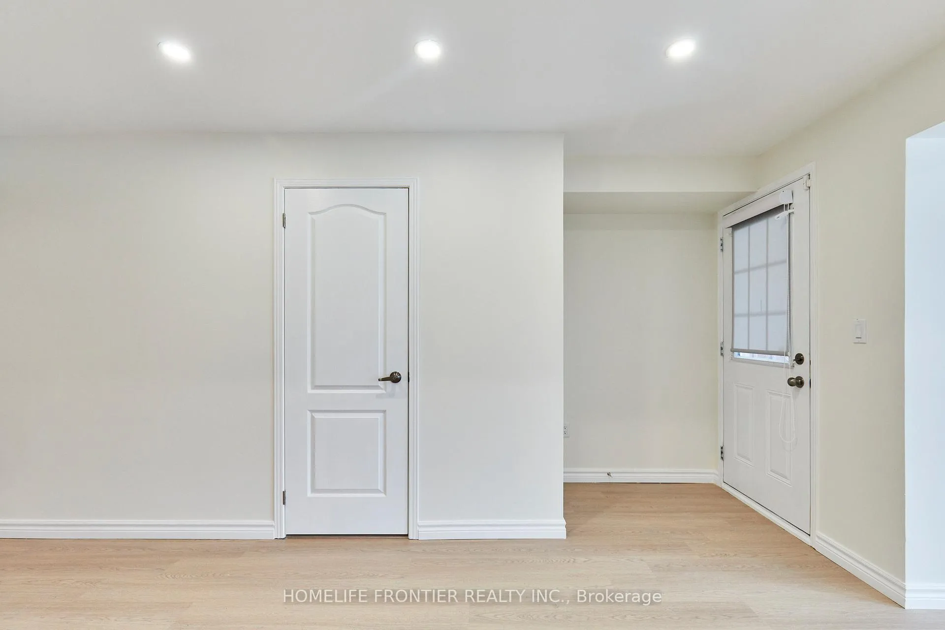 Photo 7 of 42 Lander Crescent, Clarington, Bowmanville — HOMEH