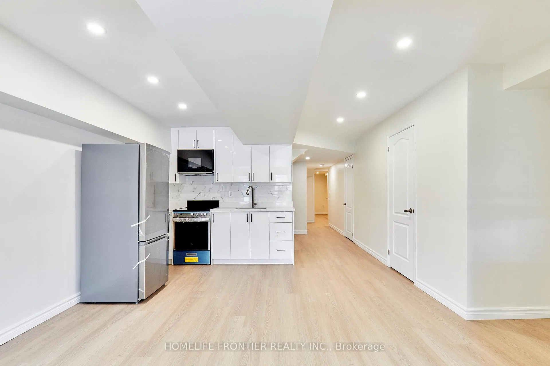 Photo 8 of 42 Lander Crescent, Clarington, Bowmanville — HOMEH