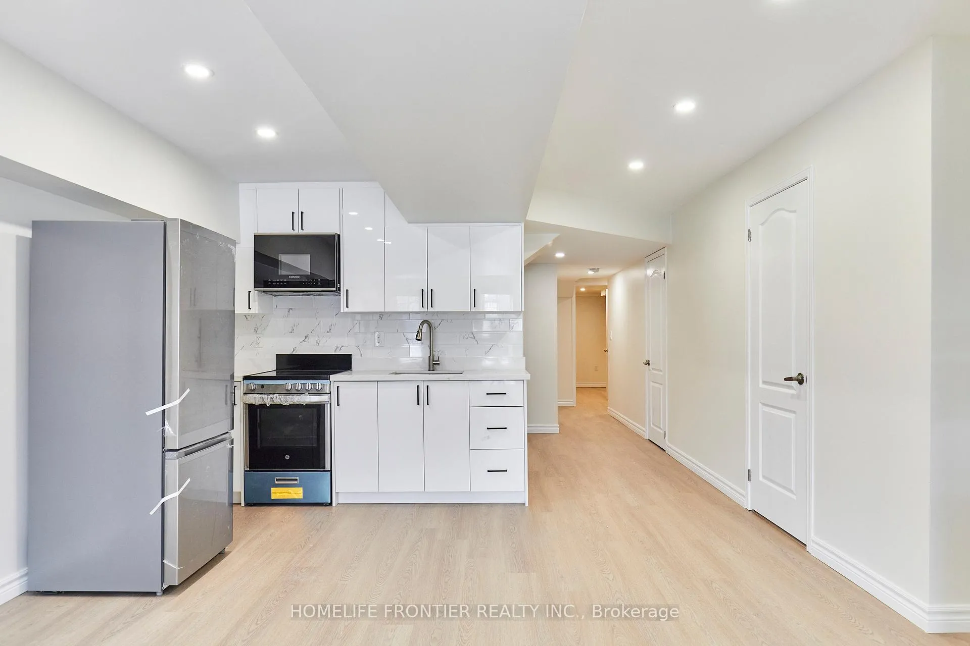 Photo 9 of 42 Lander Crescent, Clarington, Bowmanville — HOMEH