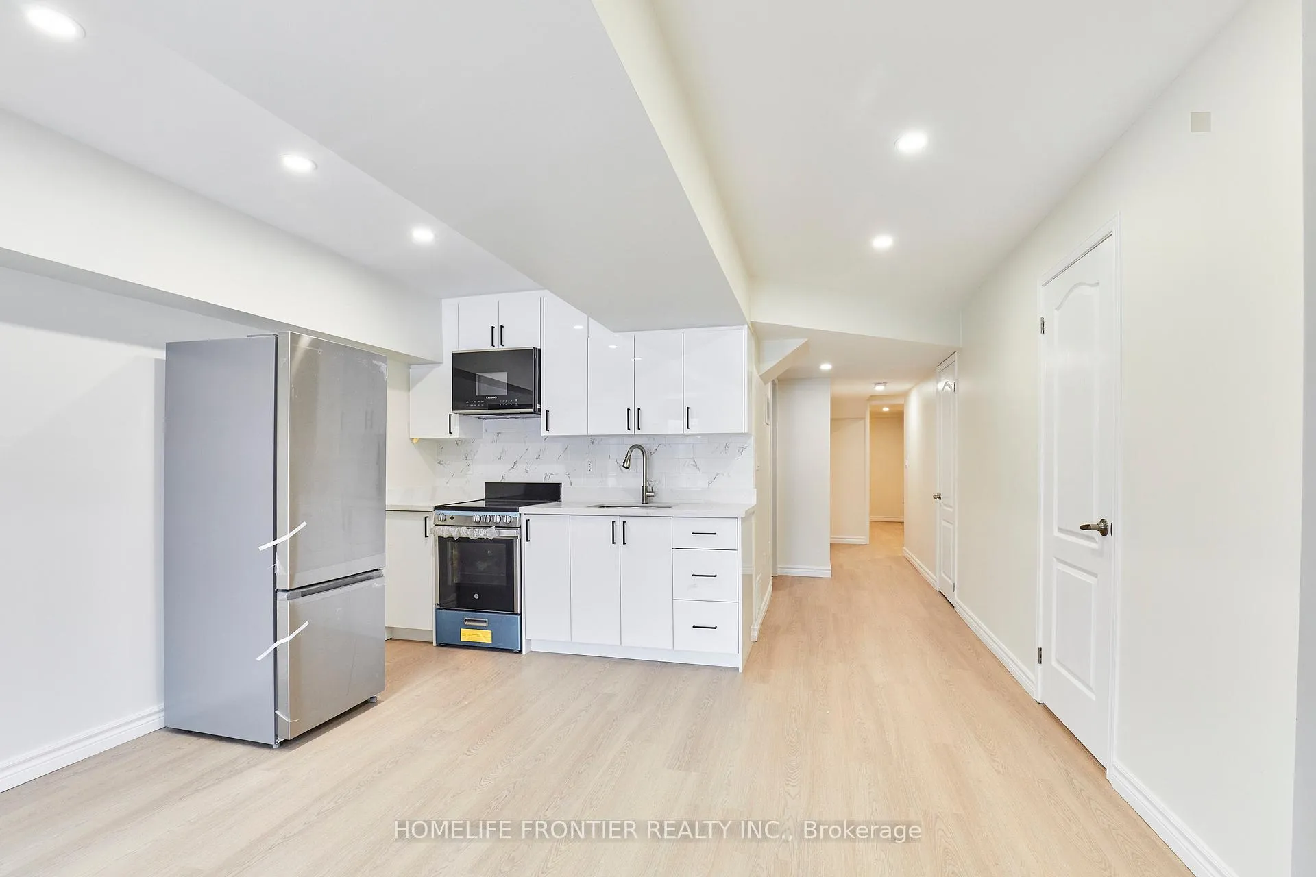 Photo 10 of 42 Lander Crescent, Clarington, Bowmanville — HOMEH