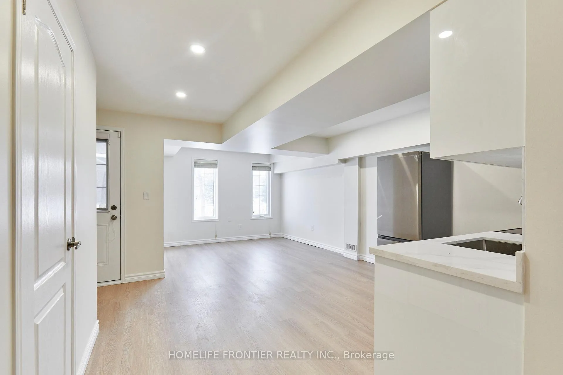 Photo 11 of 42 Lander Crescent, Clarington, Bowmanville — HOMEH