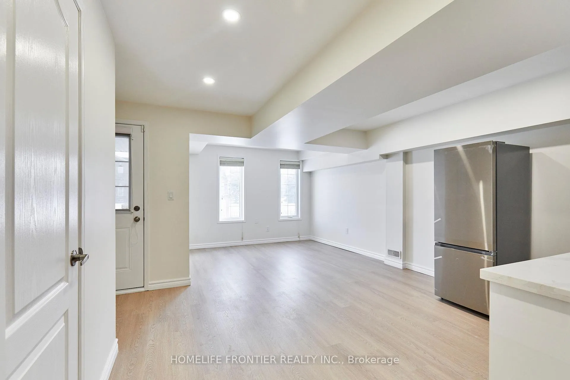 Photo 12 of 42 Lander Crescent, Clarington, Bowmanville — HOMEH