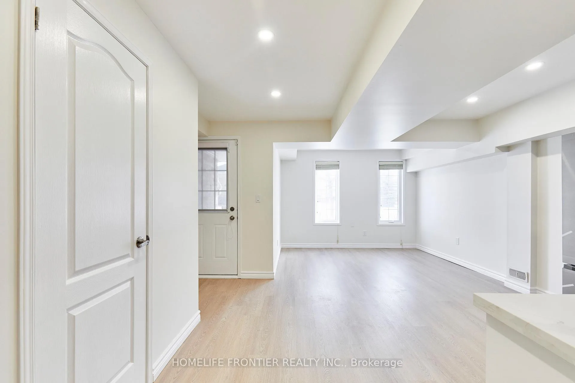 Photo 13 of 42 Lander Crescent, Clarington, Bowmanville — HOMEH