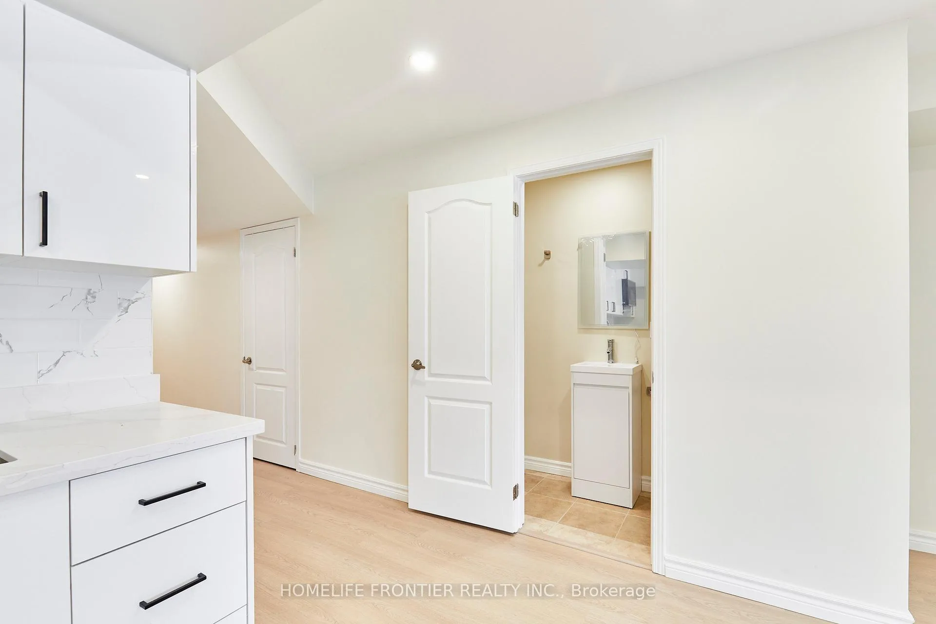 Photo 14 of 42 Lander Crescent, Clarington, Bowmanville — HOMEH