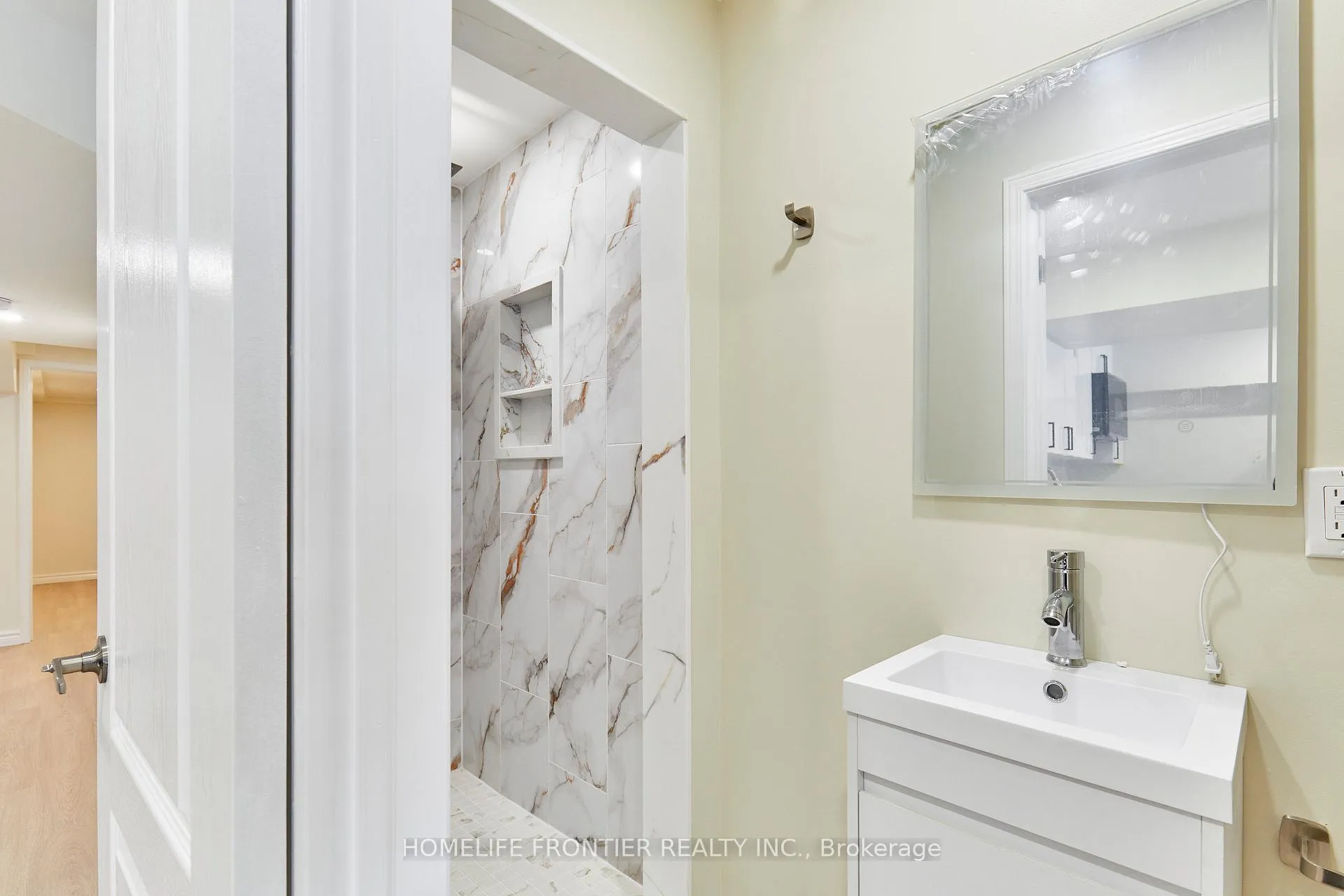 Photo 15 of 42 Lander Crescent, Clarington, Bowmanville — HOMEH