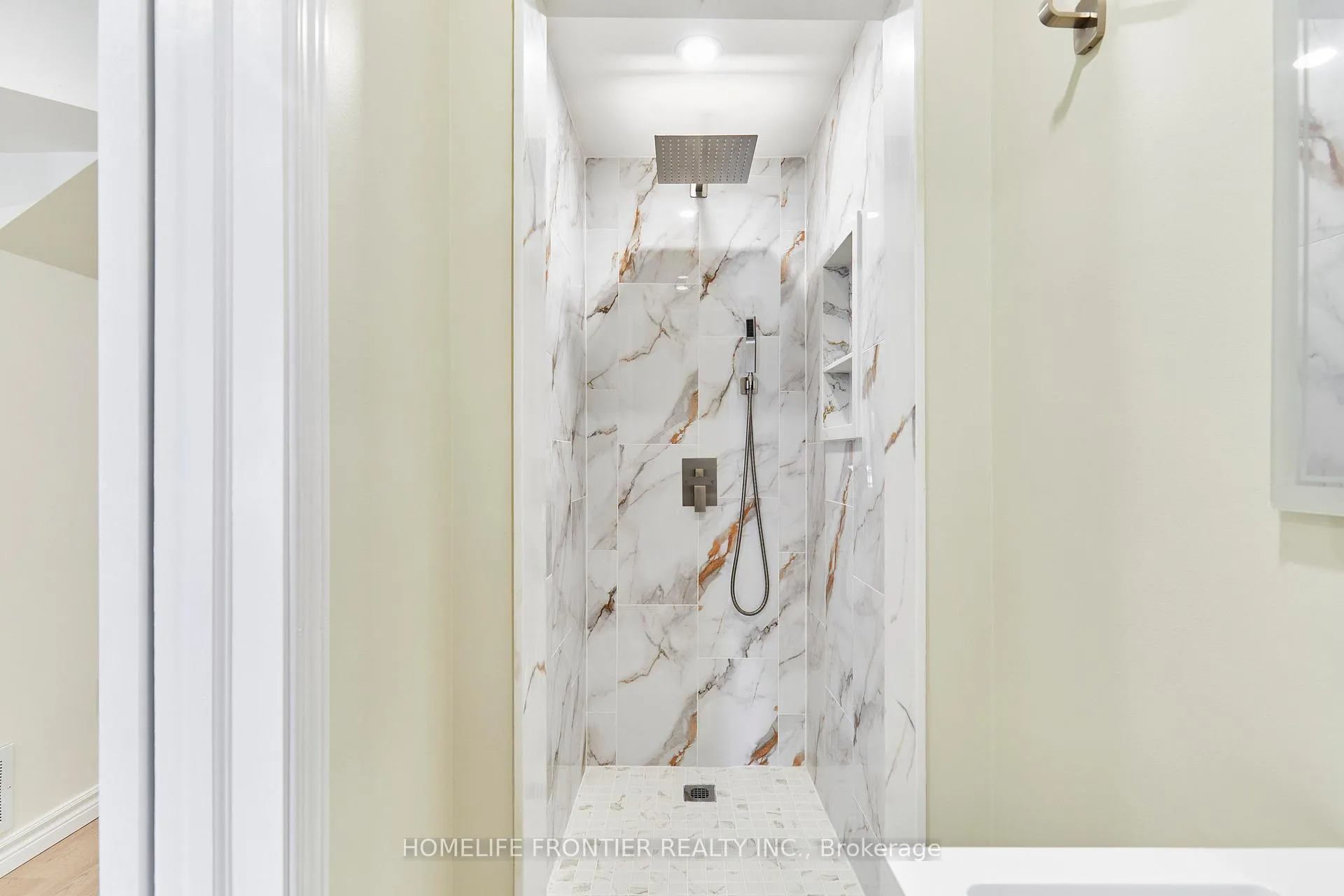 Photo 16 of 42 Lander Crescent, Clarington, Bowmanville — HOMEH
