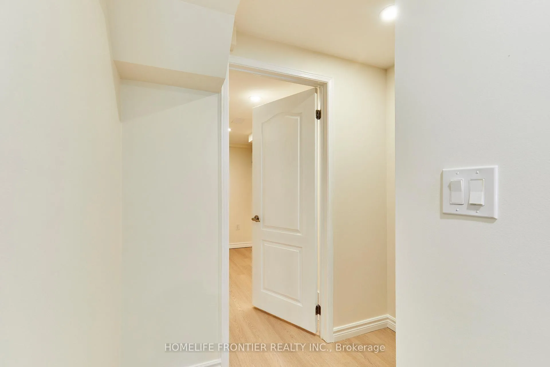 Photo 19 of 42 Lander Crescent, Clarington, Bowmanville — HOMEH