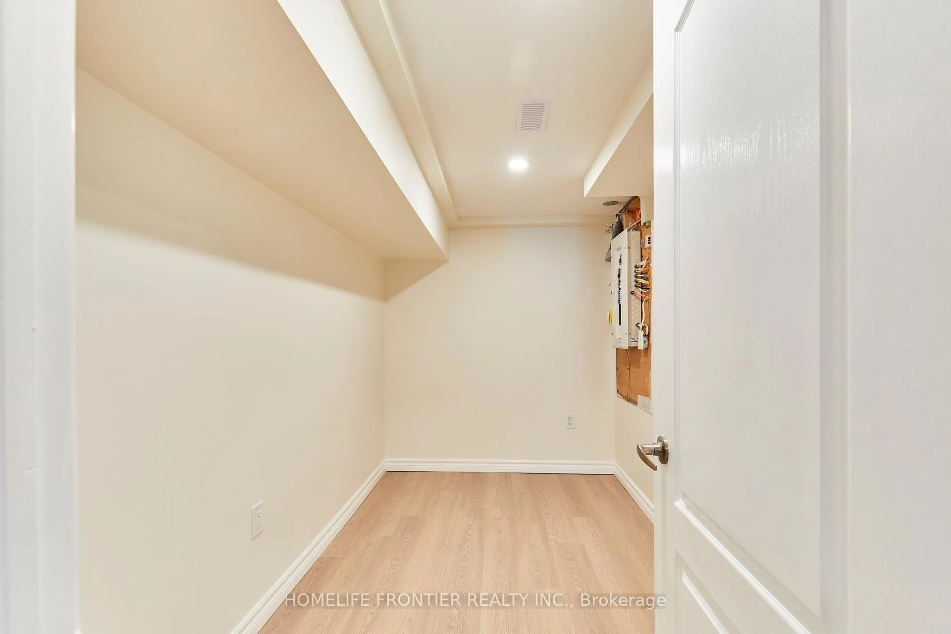 Photo 20 of 42 Lander Crescent, Clarington, Bowmanville — HOMEH