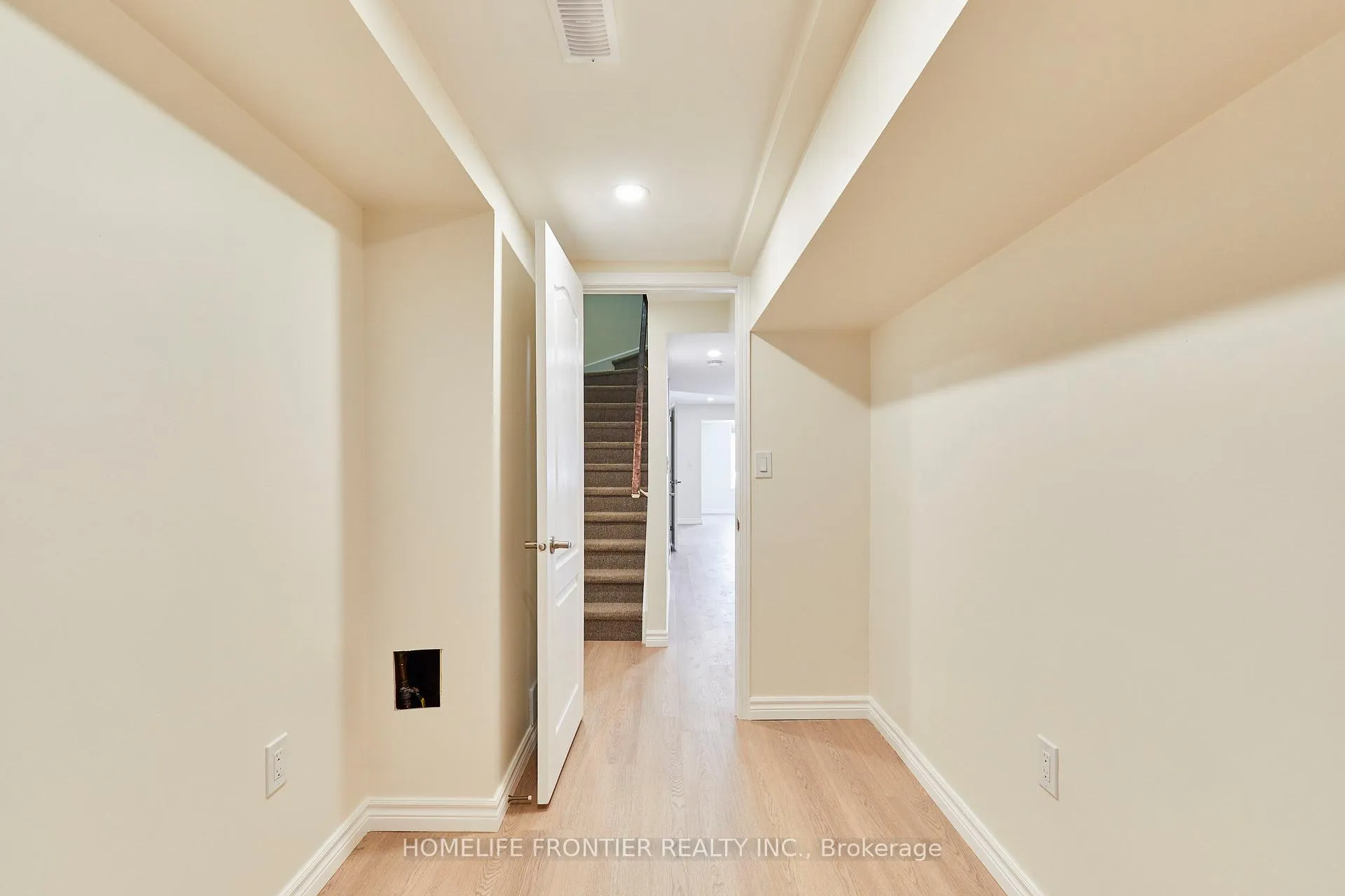 Photo 21 of 42 Lander Crescent, Clarington, Bowmanville — HOMEH