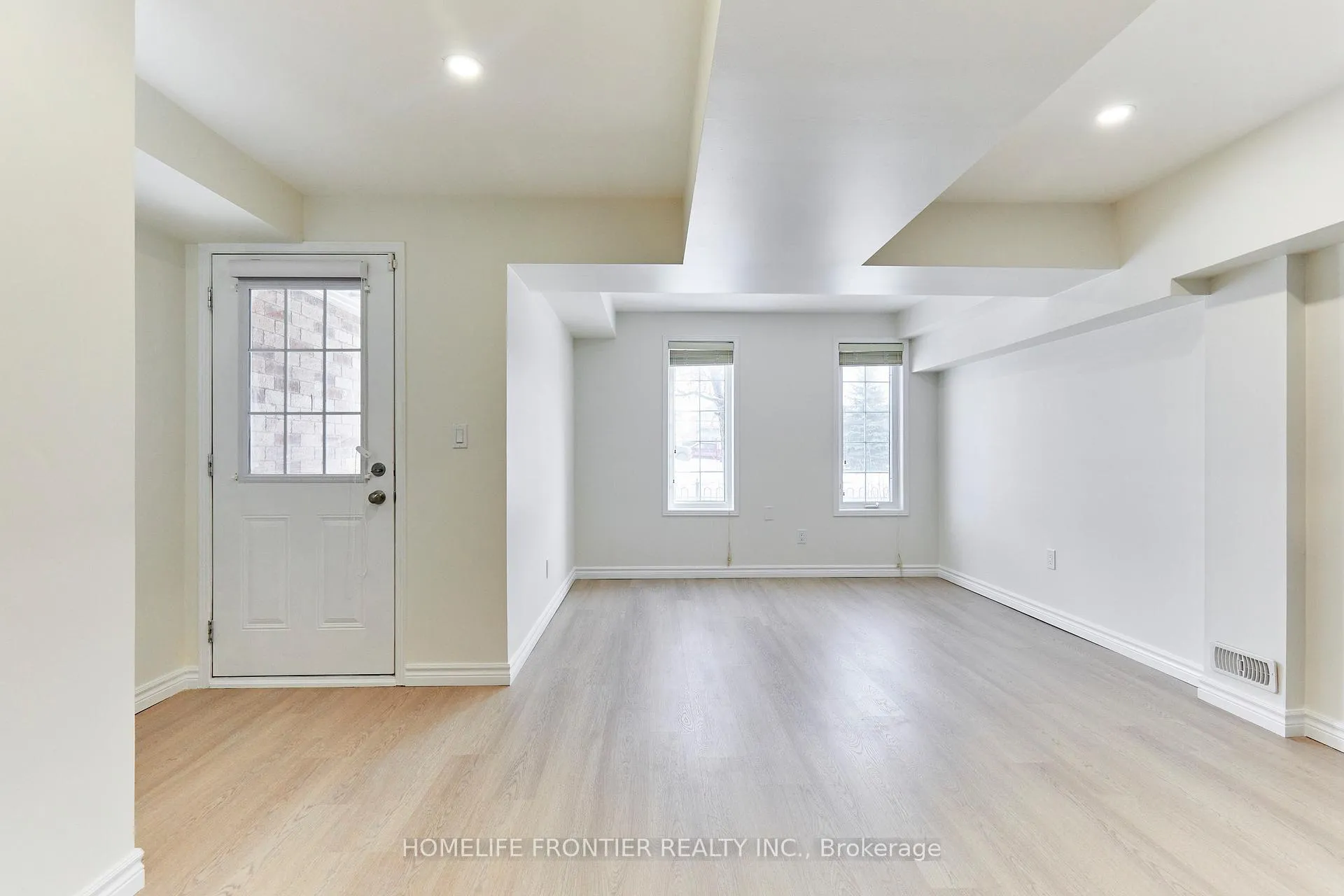 Photo 24 of 42 Lander Crescent, Clarington, Bowmanville — HOMEH