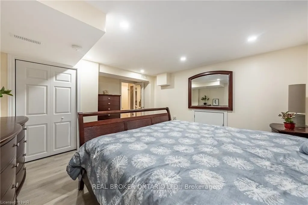 Photo 3 of Unit Lower, 9 The Pinery, St. Catharines, Vine/Linwell — HOMEH