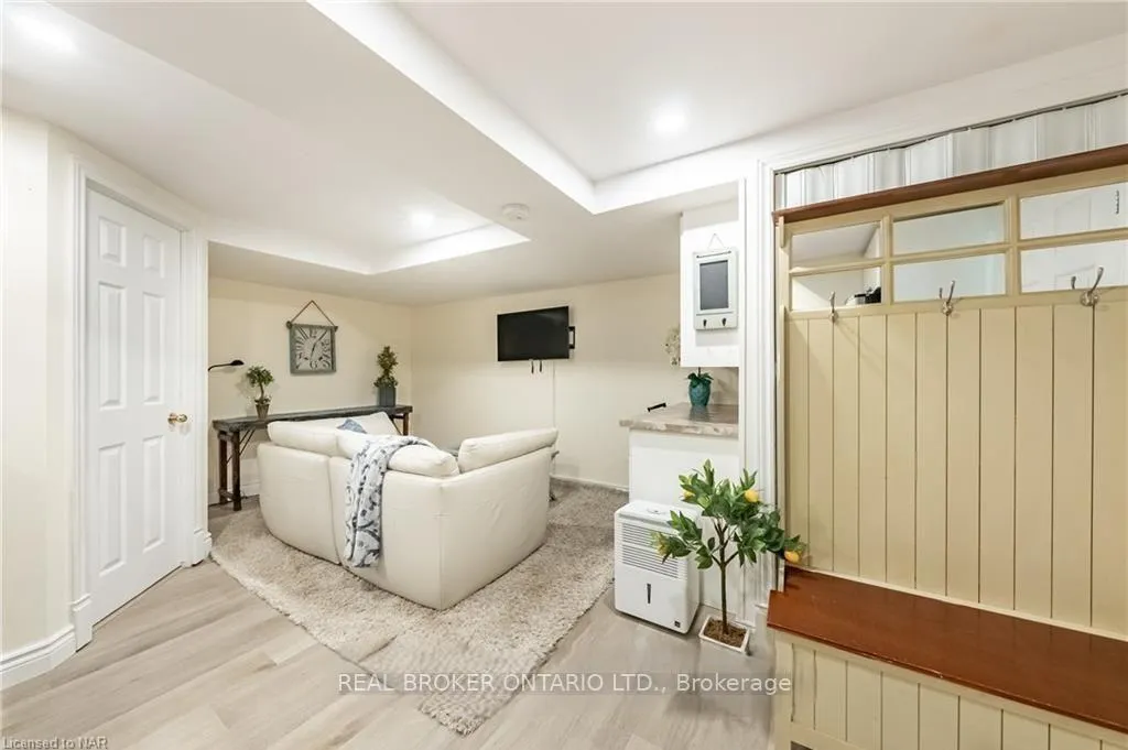 Photo 4 of Unit Lower, 9 The Pinery, St. Catharines, Vine/Linwell — HOMEH