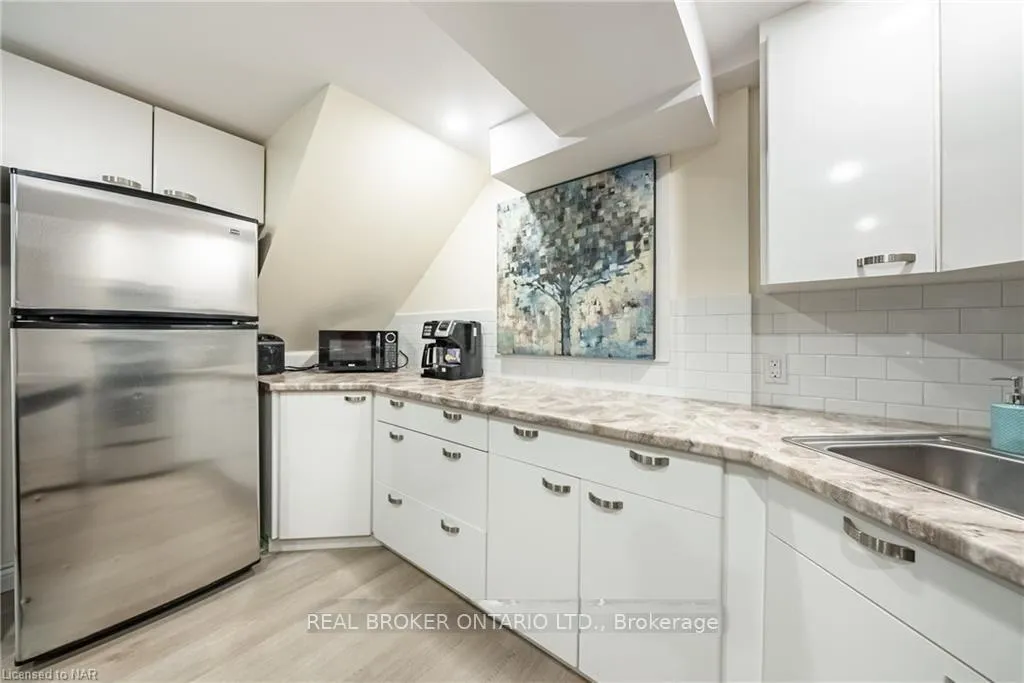 Photo 8 of Unit Lower, 9 The Pinery, St. Catharines, Vine/Linwell — HOMEH