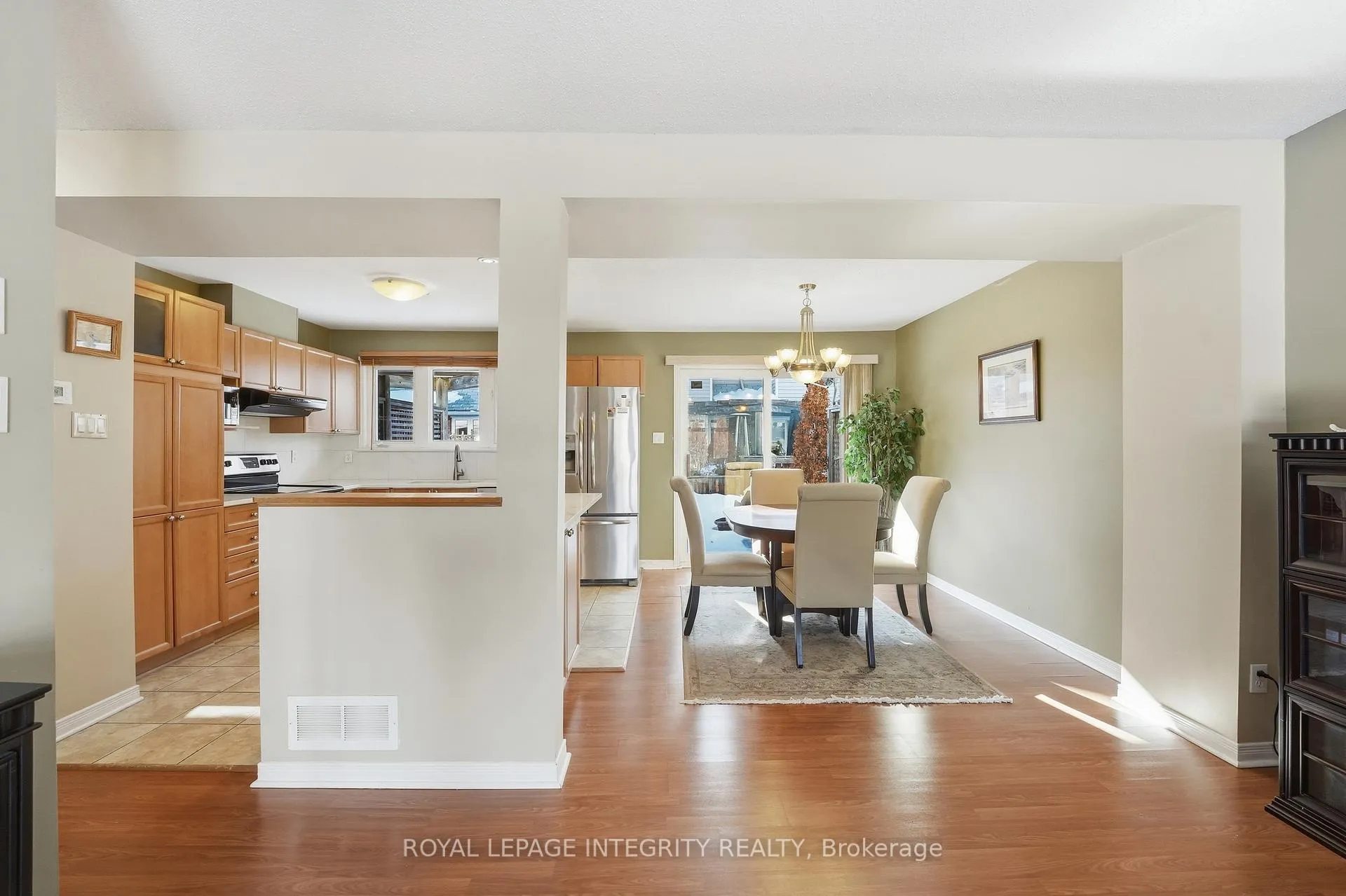 Photo 9 of 212 Monterey Drive, Ottawa, Leslie Park — HOMEH
