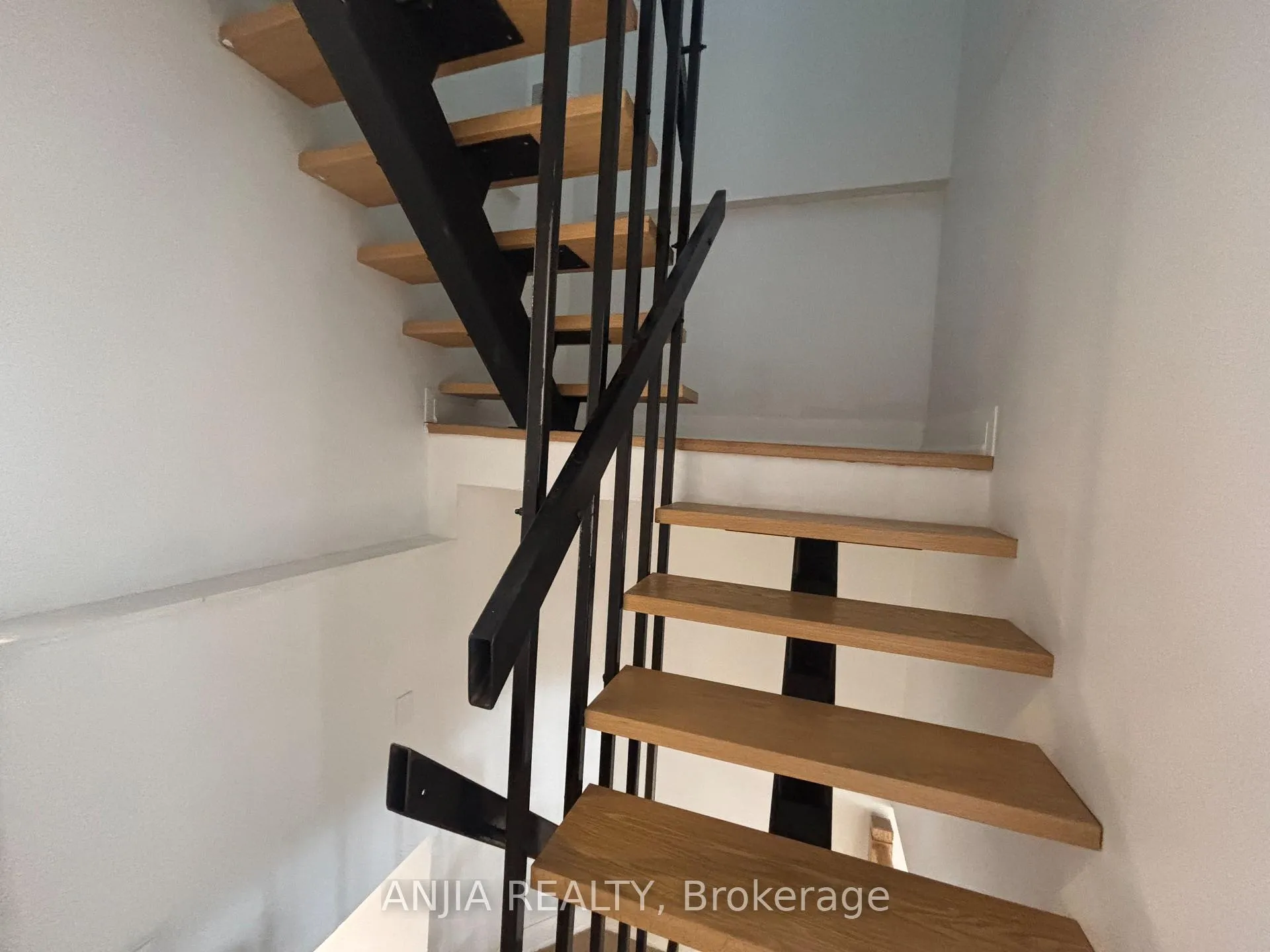 Photo 9 of 6 Minto Street, Toronto, Greenwood-Coxwell — HOMEH