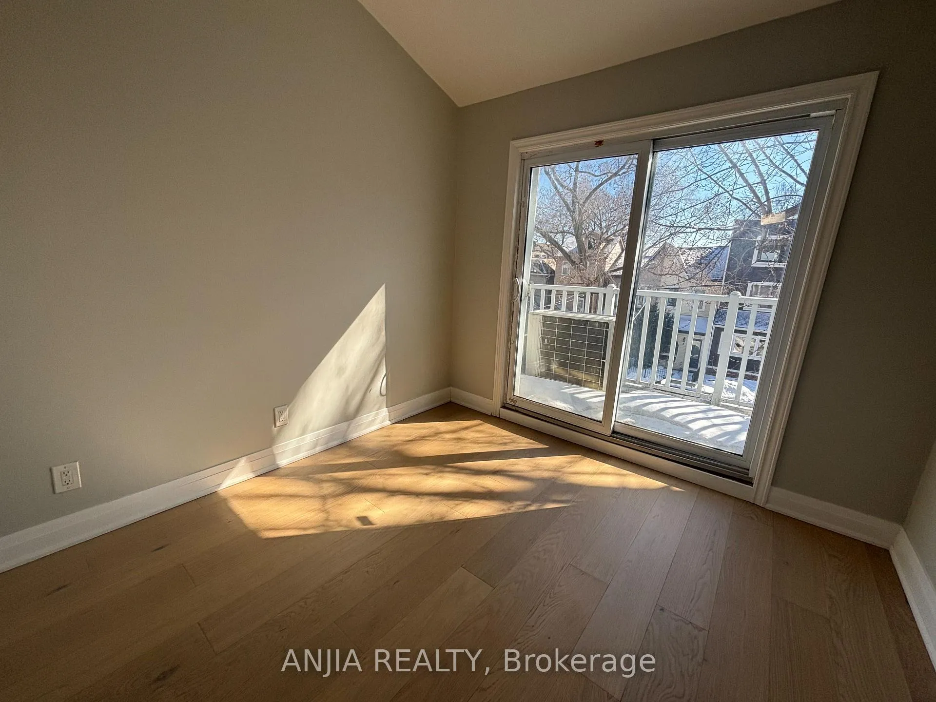 Photo 10 of 6 Minto Street, Toronto, Greenwood-Coxwell — HOMEH