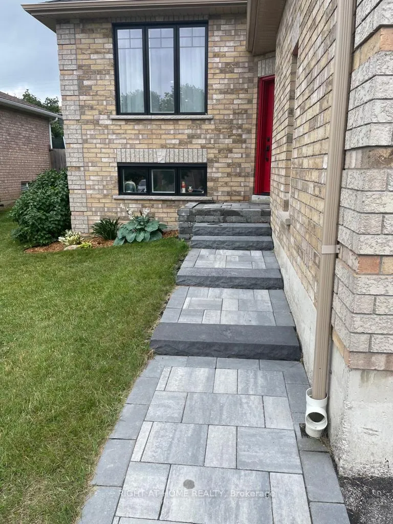Photo 3 of Unit #MAIN, 13 Forest Dale Drive, Barrie, Little Lake — HOMEH