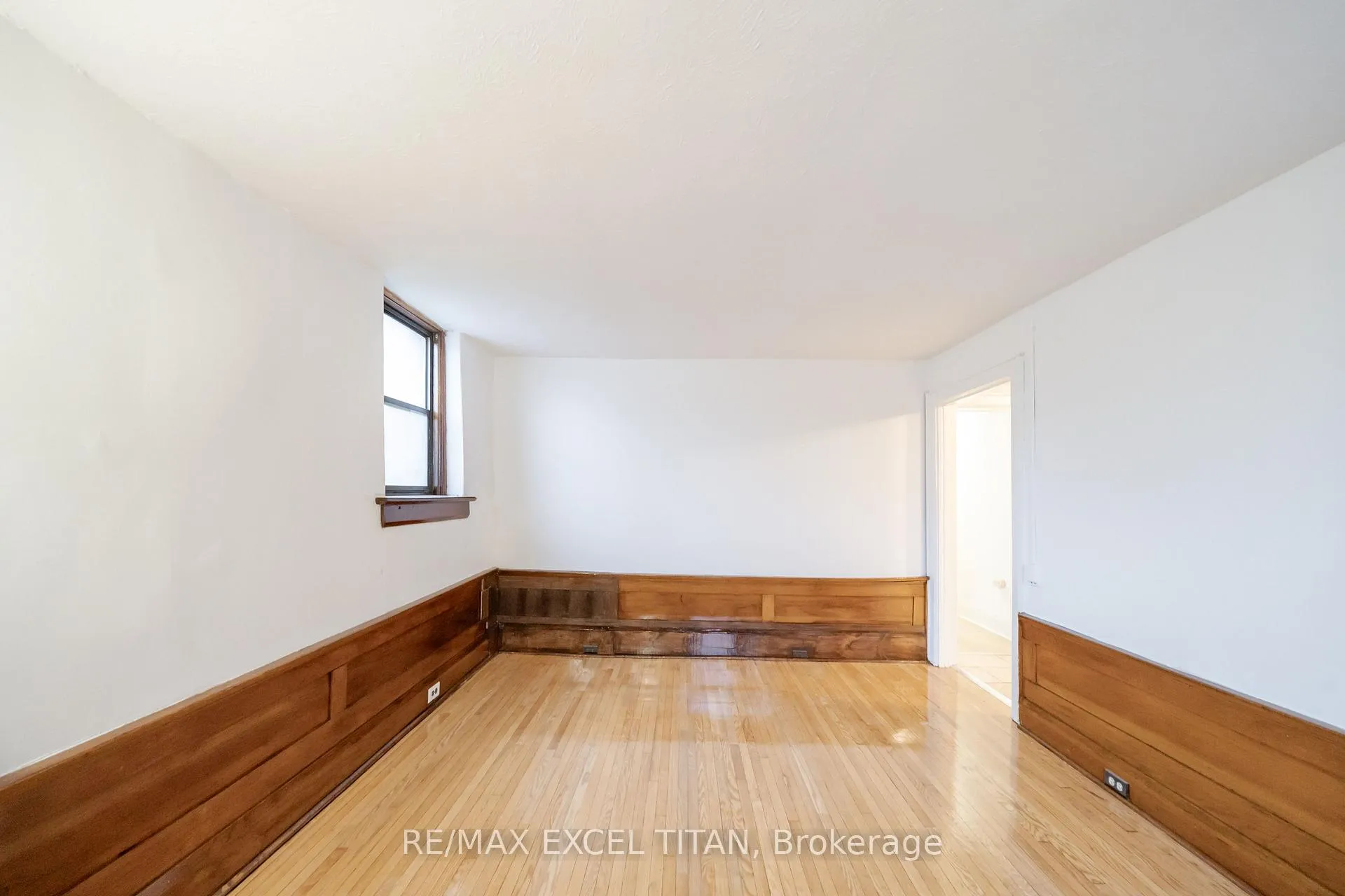 Photo 5 of Unit 9, 2 Kingston Road, Toronto, Woodbine Corridor — HOMEH