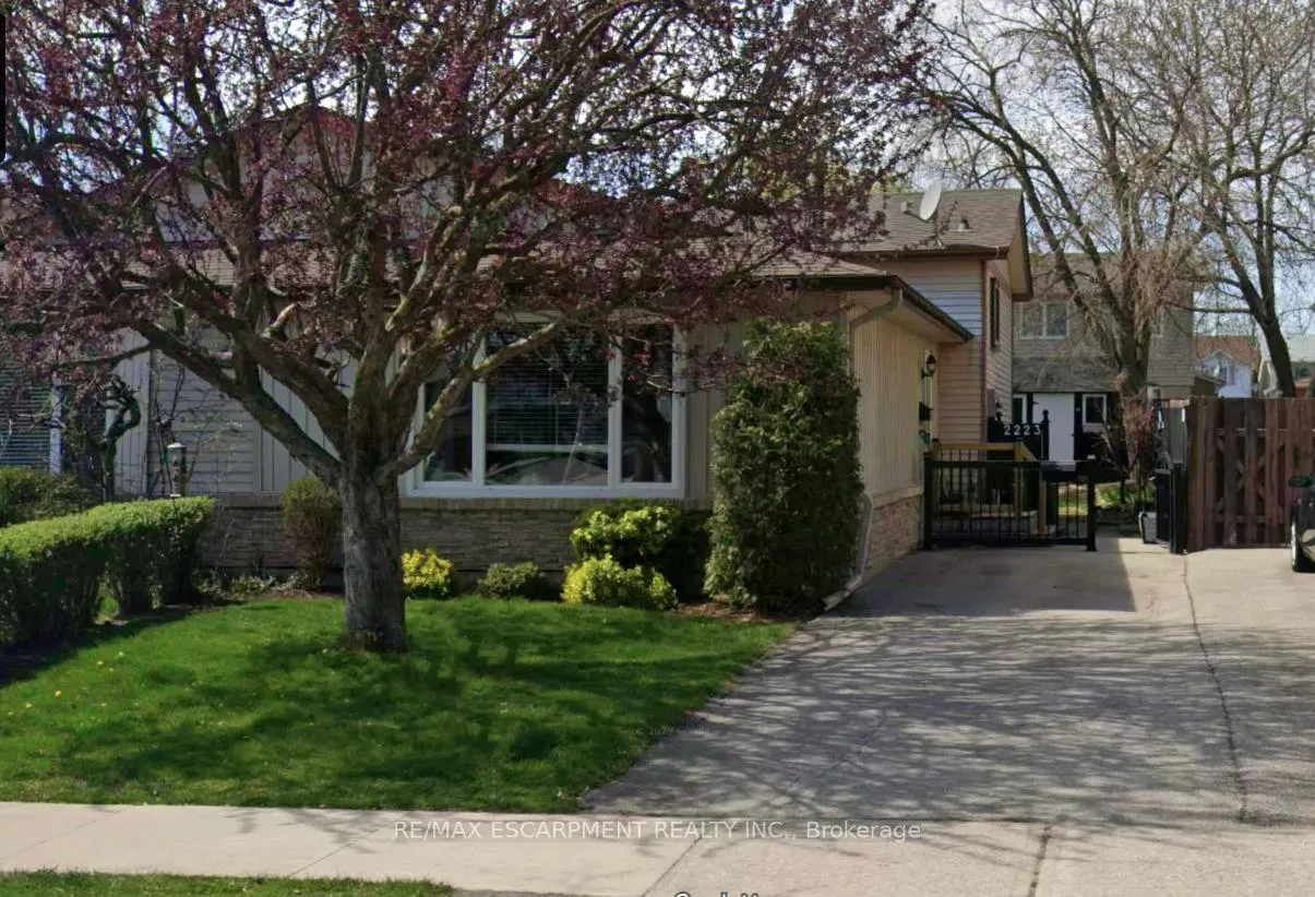 Photo 1 of 2223 Manchester Drive, Burlington, Brant Hills — HOMEH