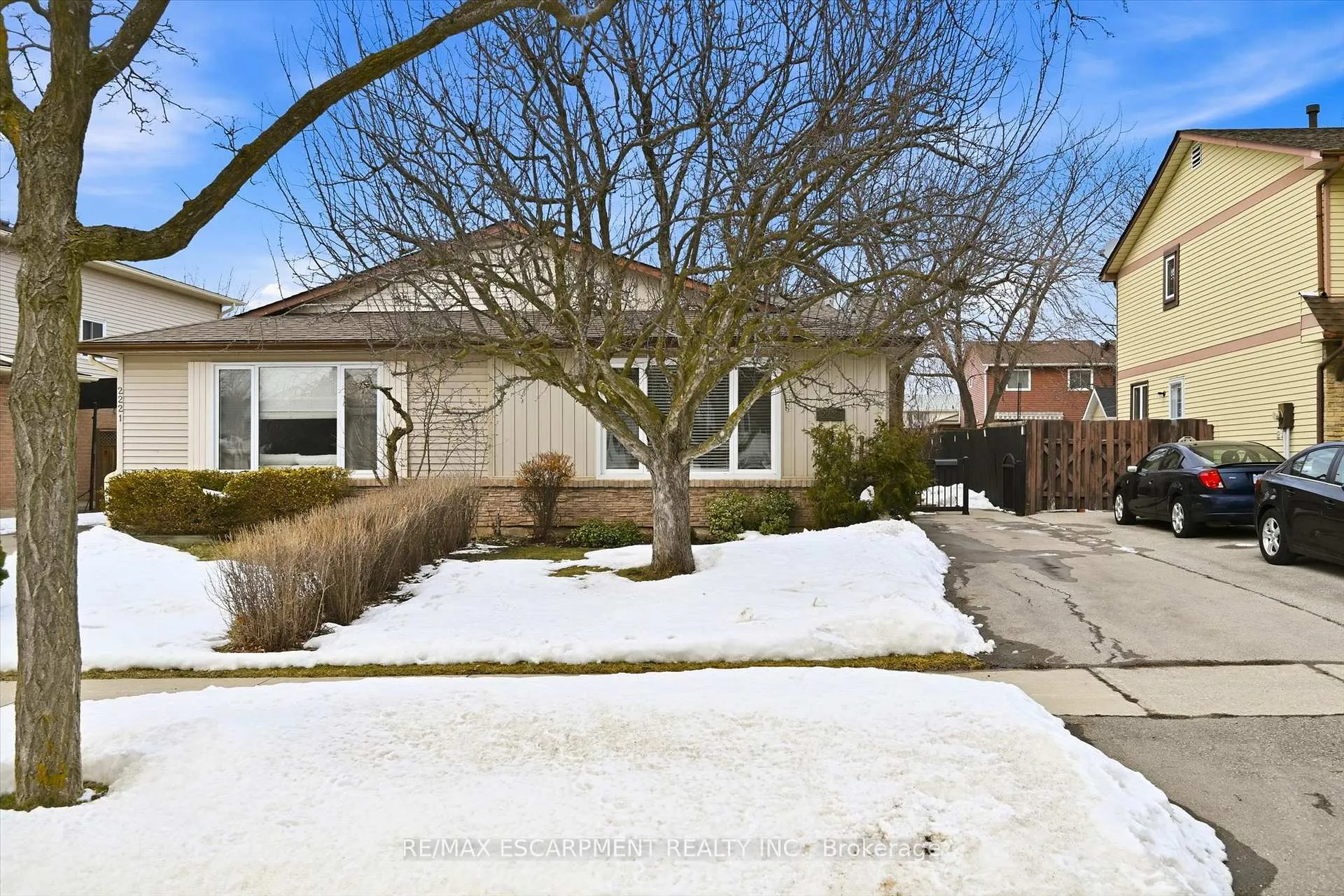 Photo 2 of 2223 Manchester Drive, Burlington, Brant Hills — HOMEH