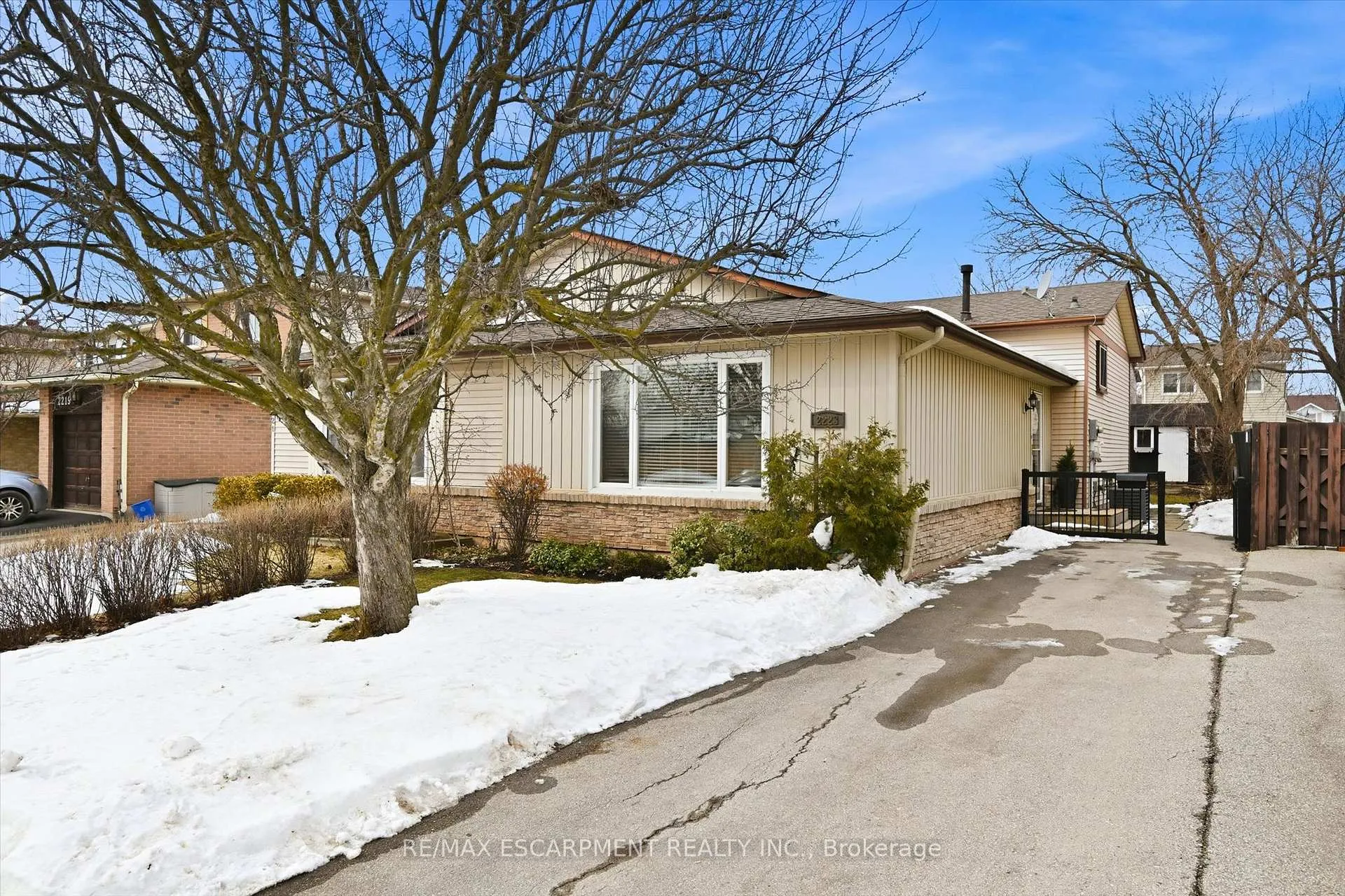 Photo 3 of 2223 Manchester Drive, Burlington, Brant Hills — HOMEH
