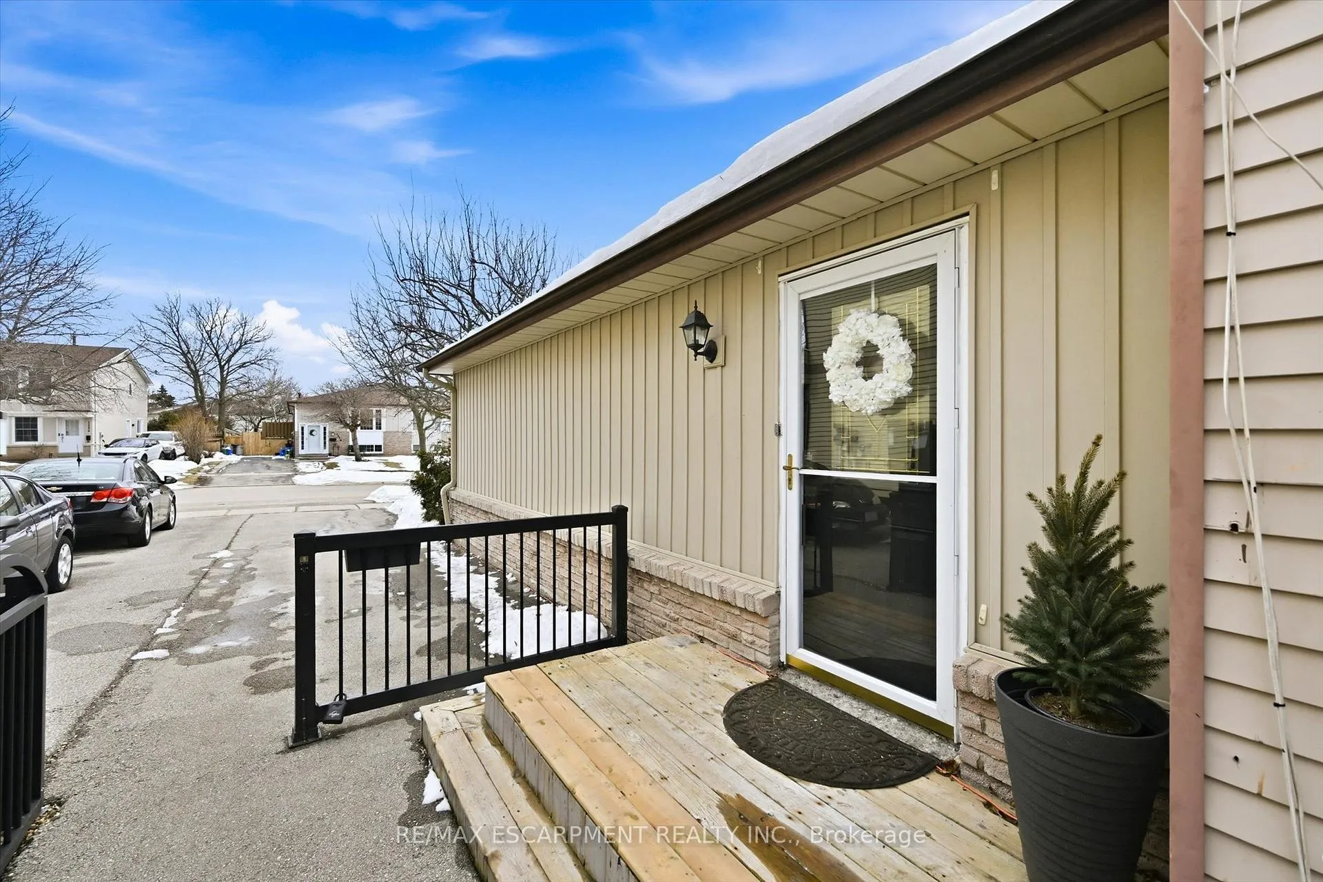 Photo 5 of 2223 Manchester Drive, Burlington, Brant Hills — HOMEH