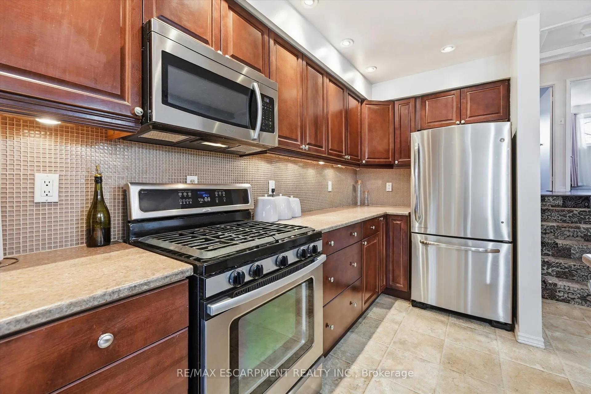 Photo 10 of 2223 Manchester Drive, Burlington, Brant Hills — HOMEH