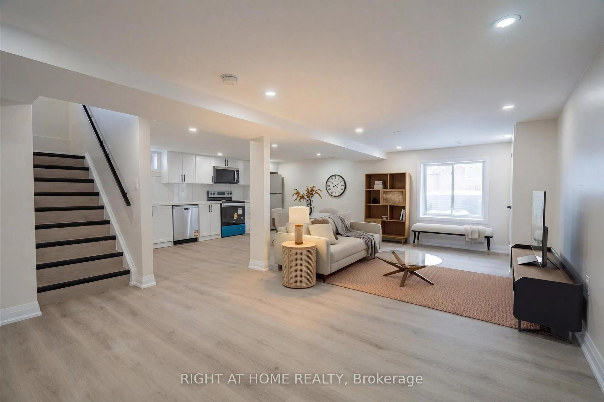 Photo 2 of 809 Helen Crescent, Pickering, Bay Ridges — HOMEH