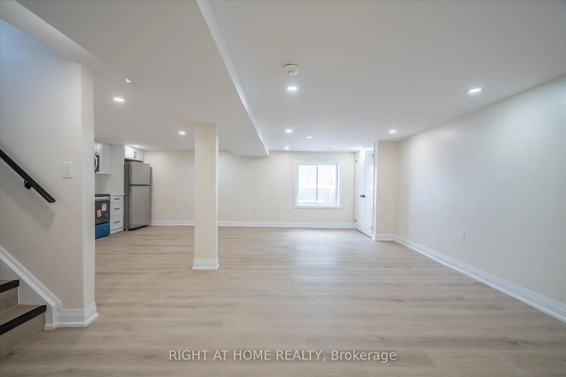 Photo 3 of 809 Helen Crescent, Pickering, Bay Ridges — HOMEH