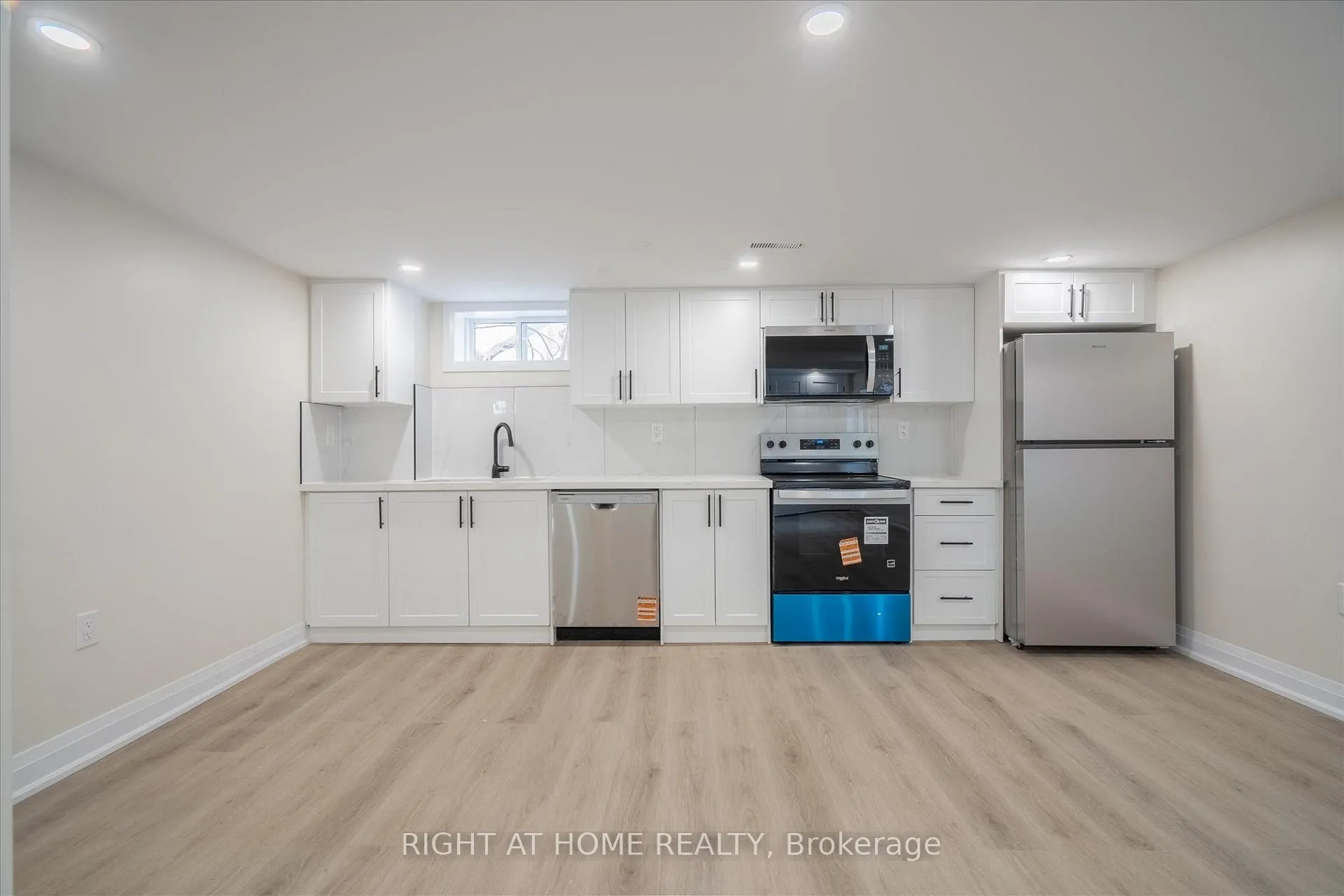 Photo 5 of 809 Helen Crescent, Pickering, Bay Ridges — HOMEH