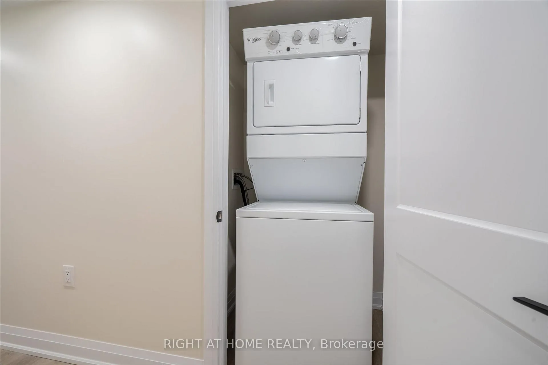 Photo 12 of 809 Helen Crescent, Pickering, Bay Ridges — HOMEH