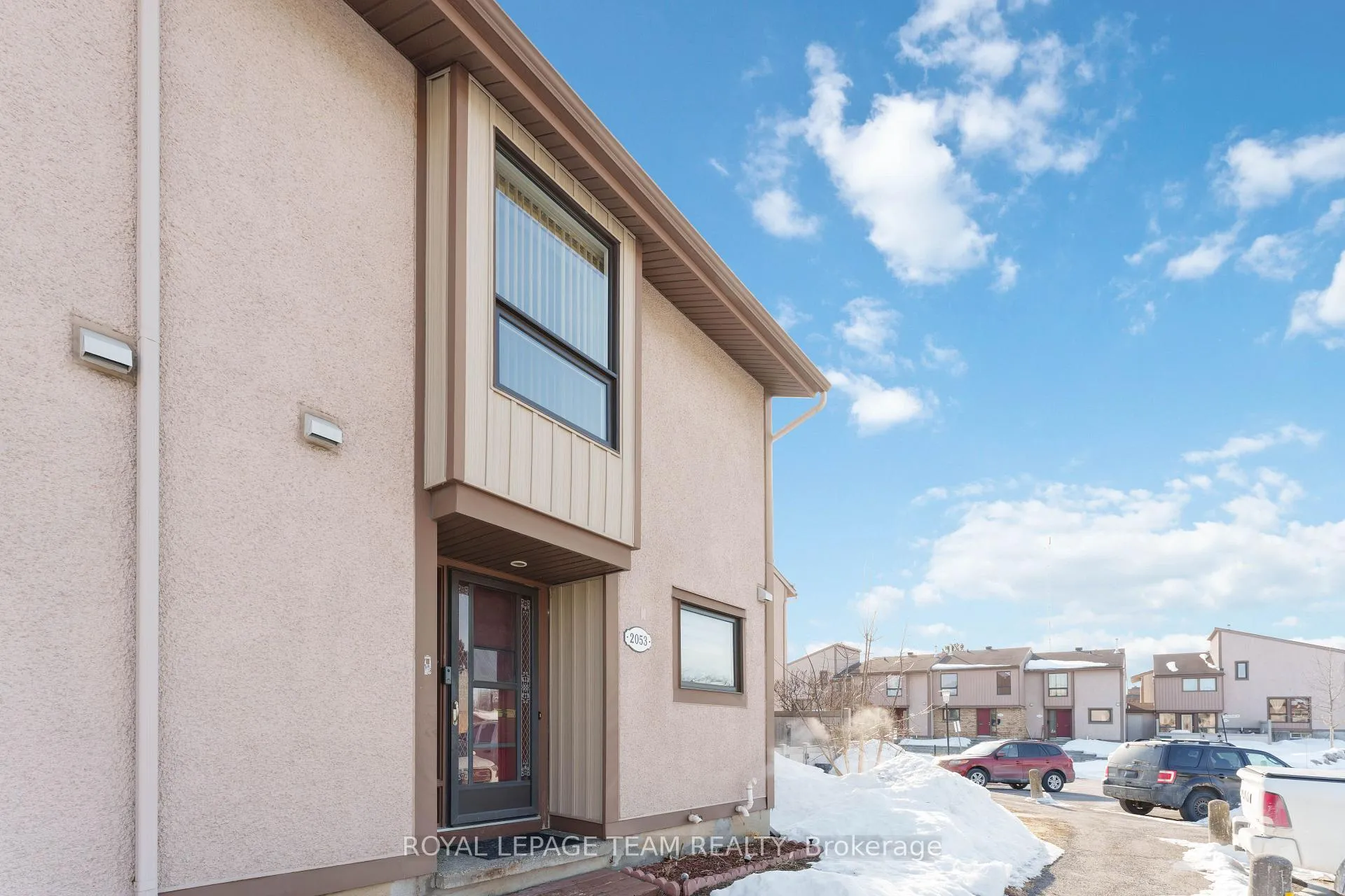 Photo 3 of Unit 22, 2053 Stonehenge Crescent, Ottawa, Pineview — HOMEH