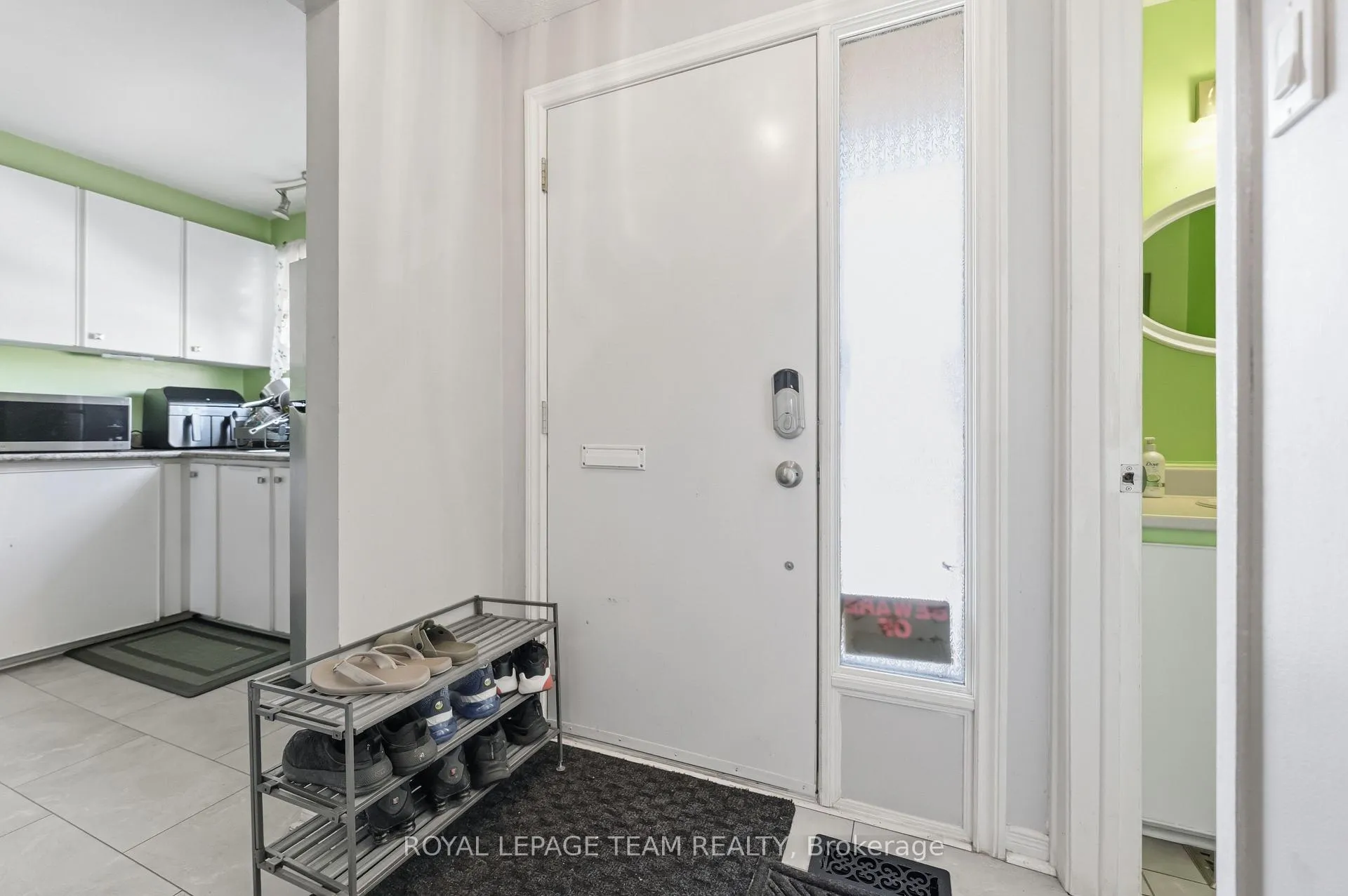 Photo 4 of Unit 22, 2053 Stonehenge Crescent, Ottawa, Pineview — HOMEH