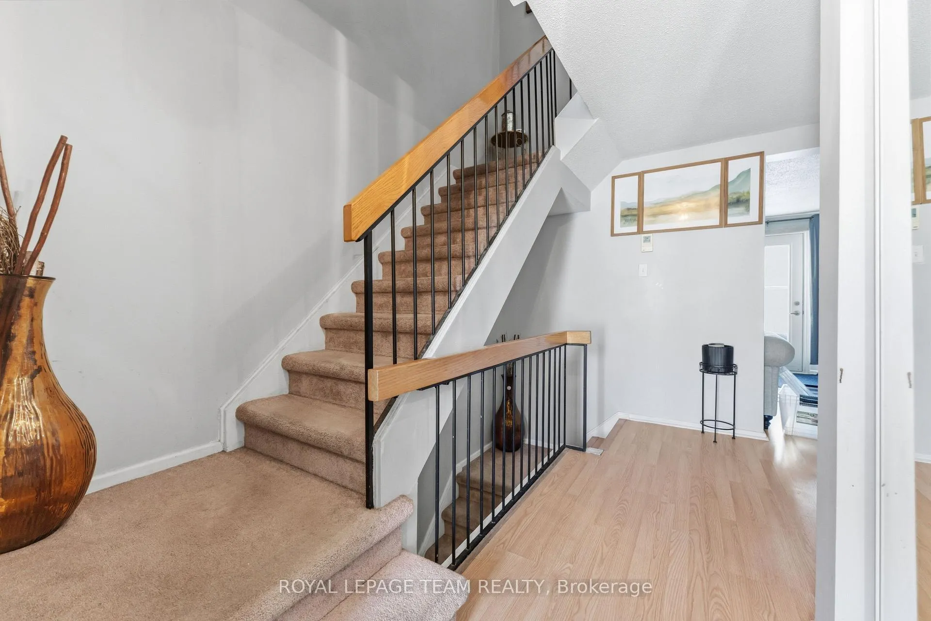 Photo 6 of Unit 22, 2053 Stonehenge Crescent, Ottawa, Pineview — HOMEH
