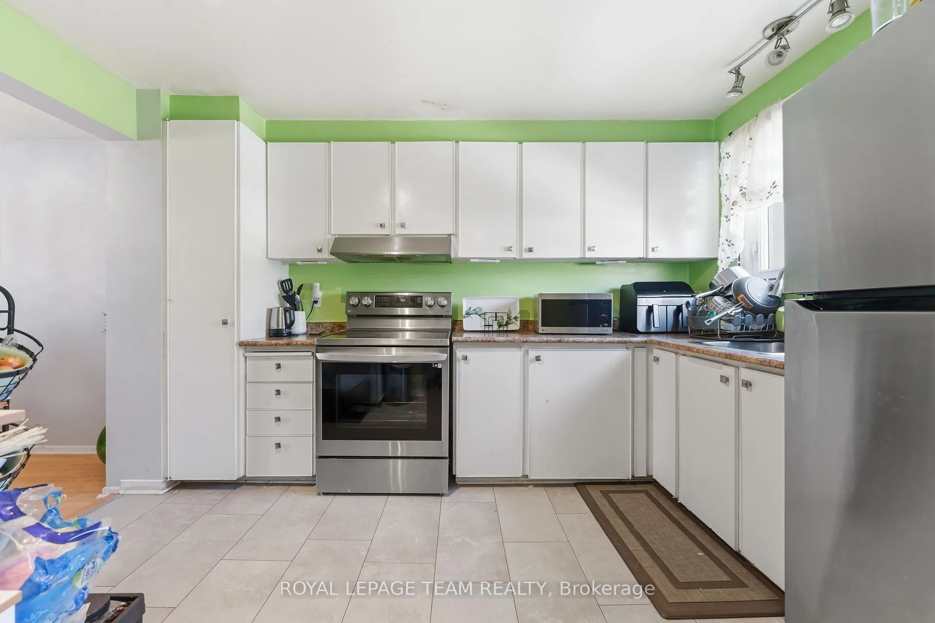 Photo 7 of Unit 22, 2053 Stonehenge Crescent, Ottawa, Pineview — HOMEH