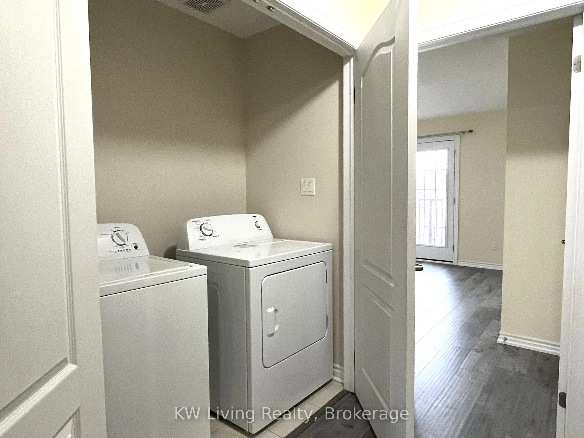 Photo 14 of 120 Ferris Square, Clarington, Courtice — HOMEH