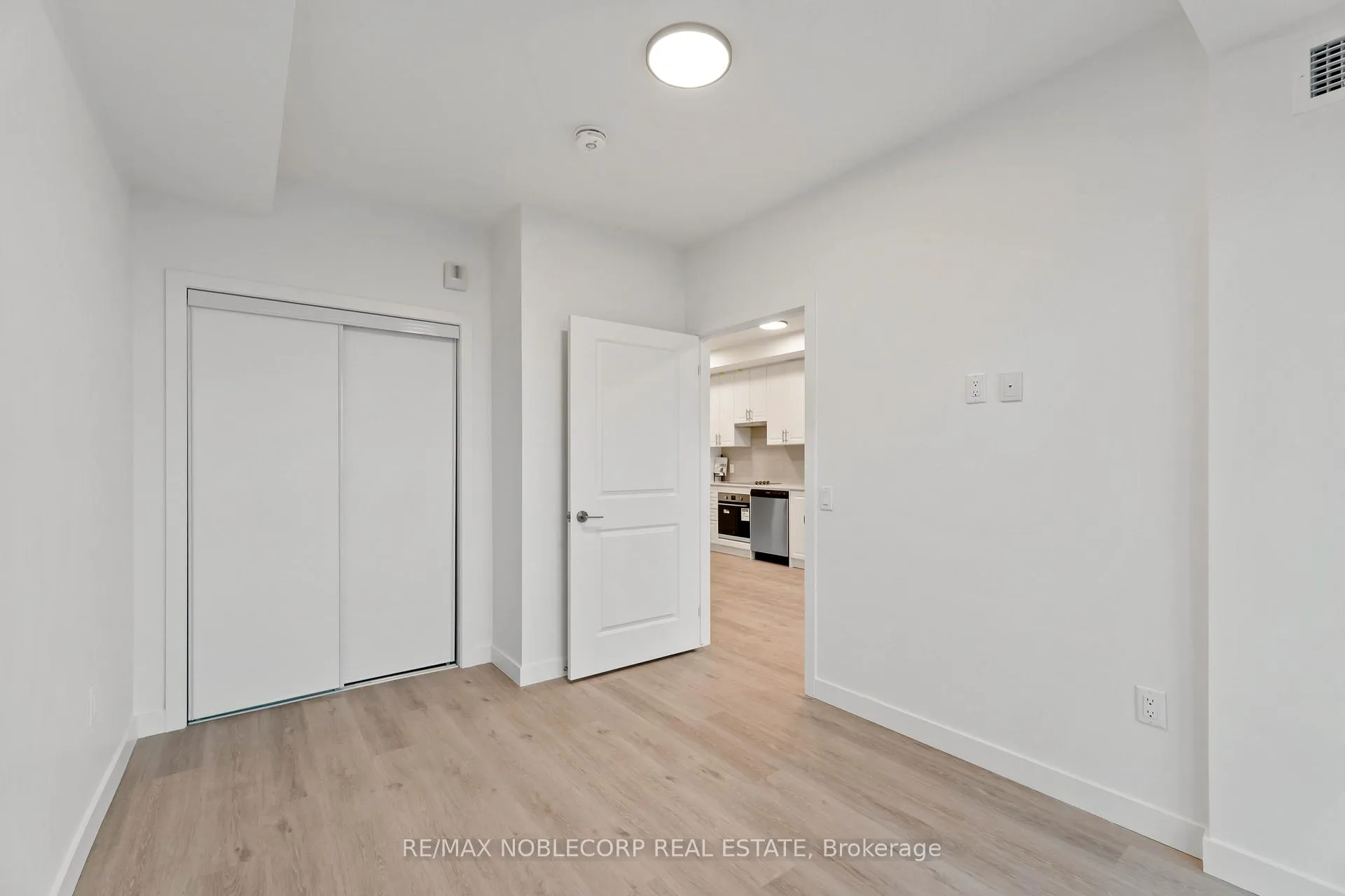 Photo 5 of 461 Green Road, Hamilton, Lakeshore — HOMEH