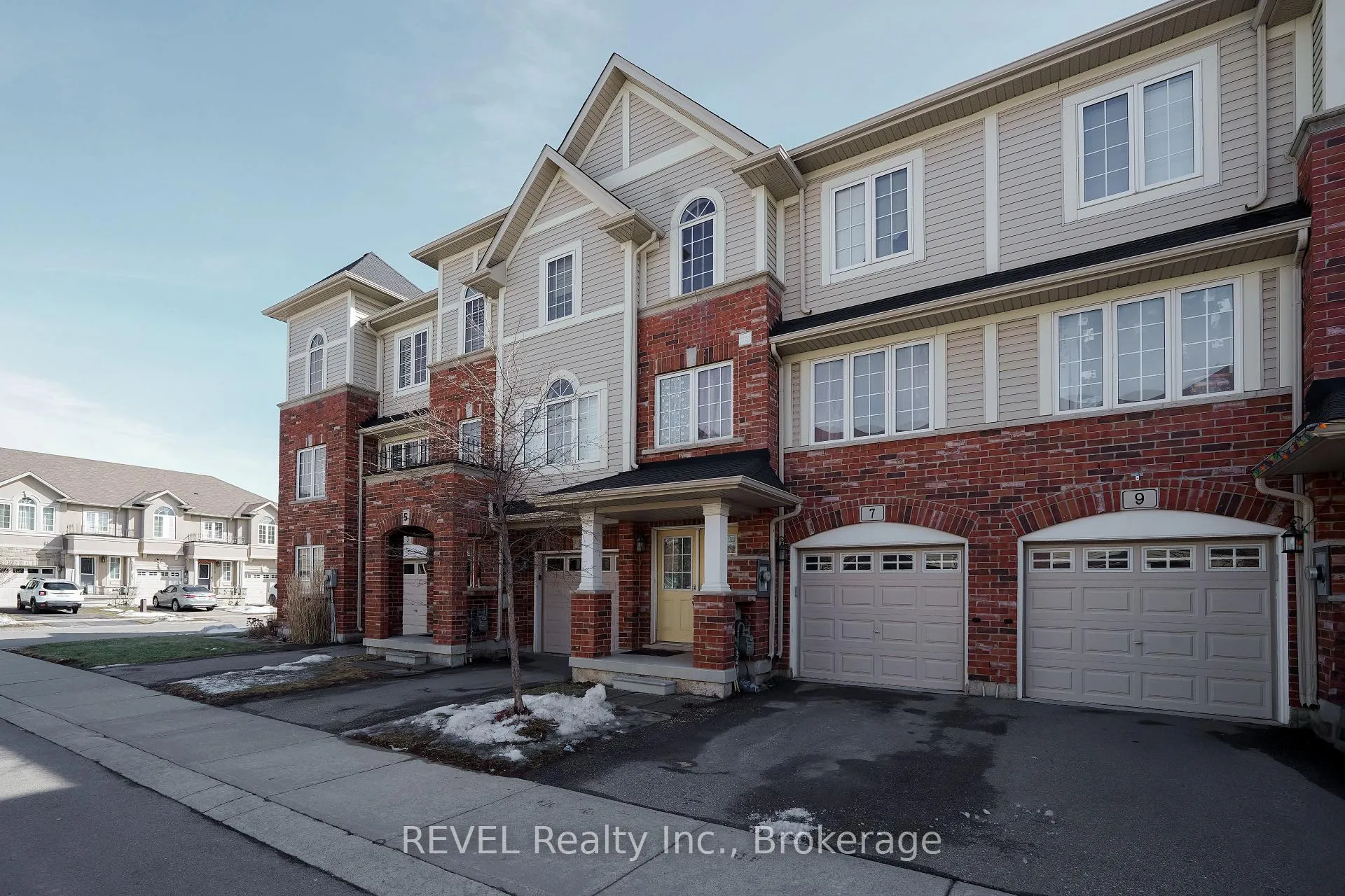 Photo 2 of 7 Dorchester Terrace, Hamilton, Stoney Creek Mountain — HOMEH