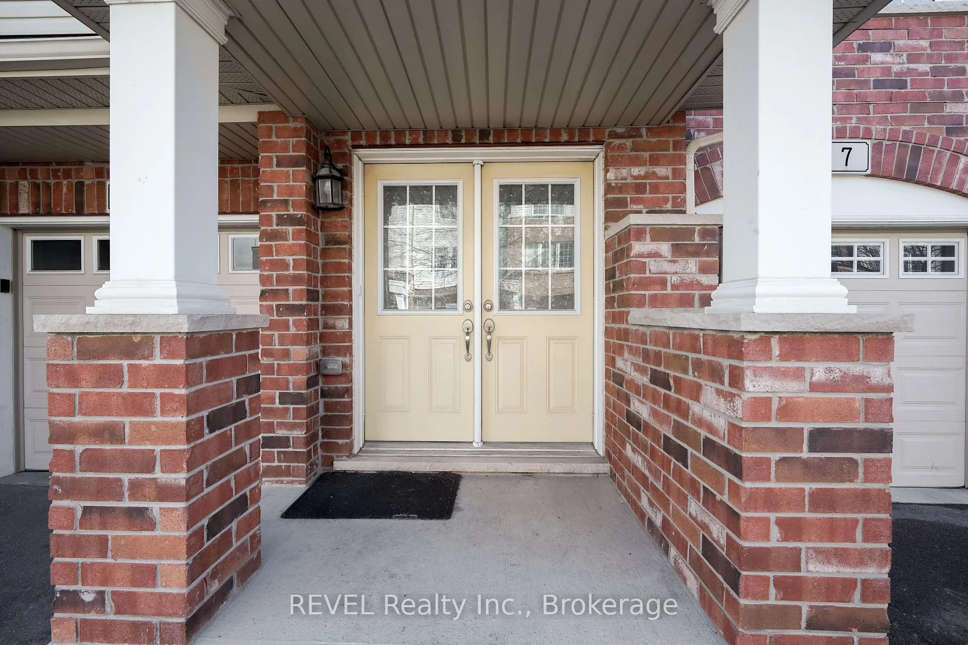 Photo 4 of 7 Dorchester Terrace, Hamilton, Stoney Creek Mountain — HOMEH