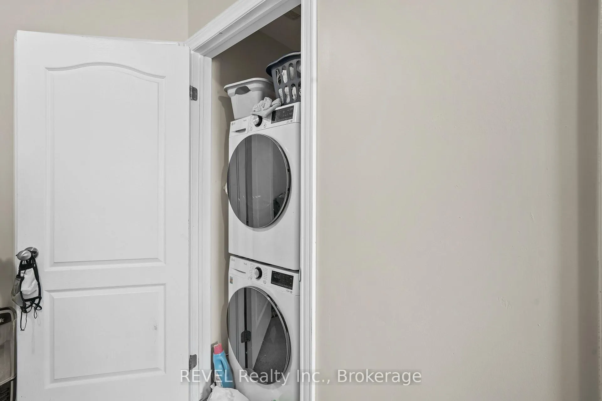 Photo 19 of 7 Dorchester Terrace, Hamilton, Stoney Creek Mountain — HOMEH