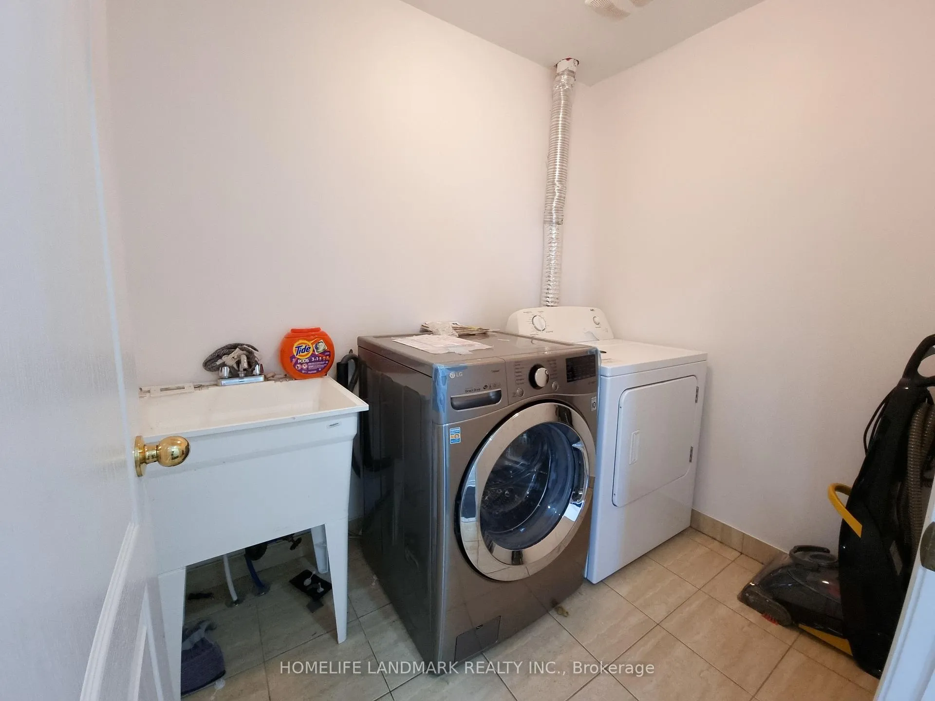 Photo 33 of 63 Lorenzo Circle, Brampton, Sandringham-Wellington — HOMEH