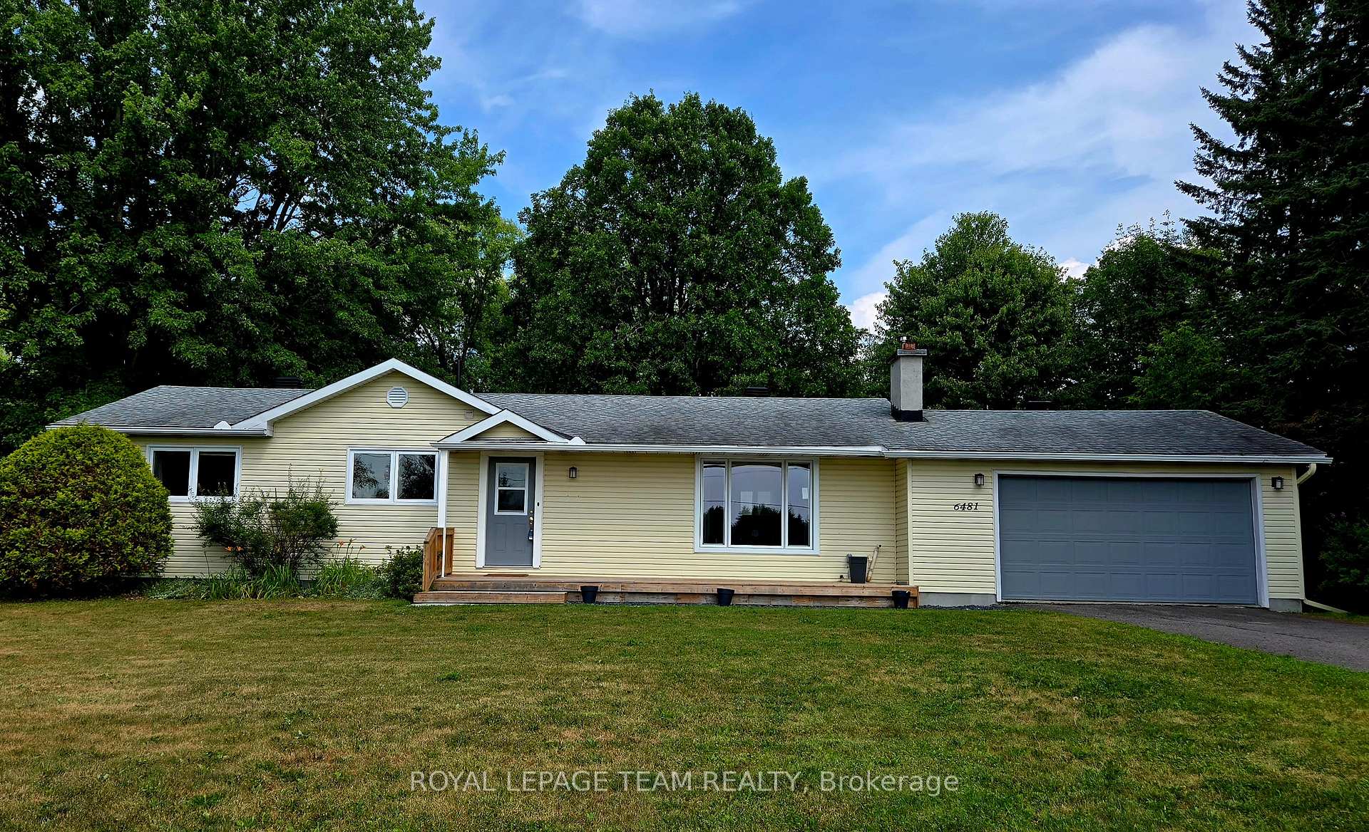 Front of 6481 Rideau Valley Drive N