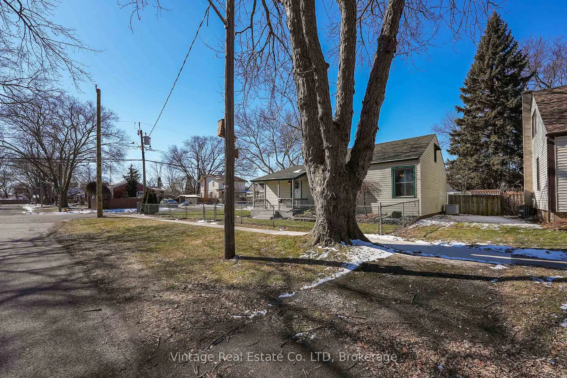 Photo 2 of 19 Longfellow Avenue, St. Catharines, Haig — HOMEH